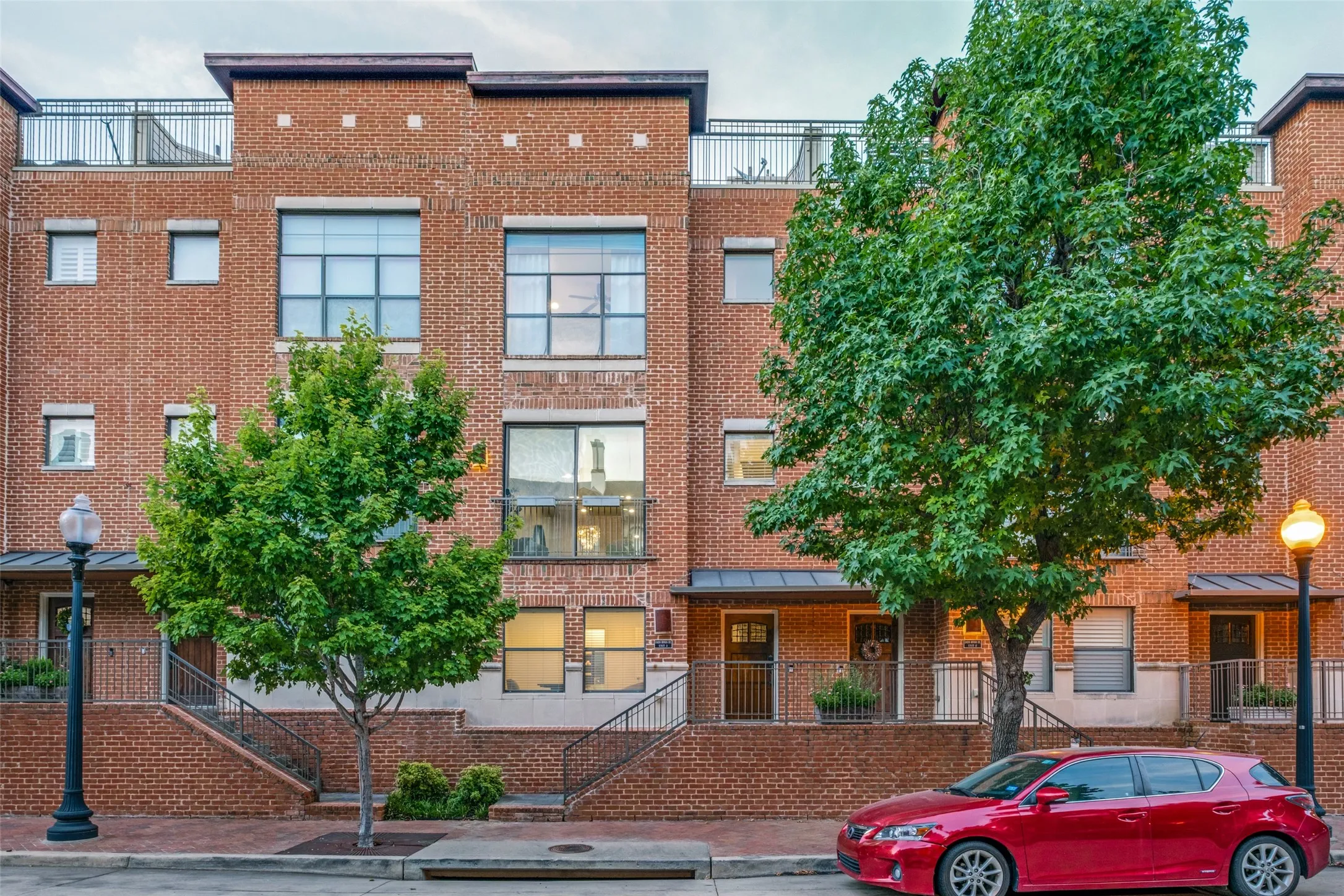 Condominium For Sale in Dallas County , 2420 Hugo Street 3, Dallas, Texas 75204, 3 Bedroom, 3 Bathroom, 2 Garage spaces, 1,971 Sqft, built in 2006, mls#21355465, Real Estate Agent in Dallas, Homes For Sale in Dallas county, Homes For Sale in Dallas, Realtor in Dallas Texas, Real Estate Brokerage Independent Realty Texas, Luminita Cordes Realtor