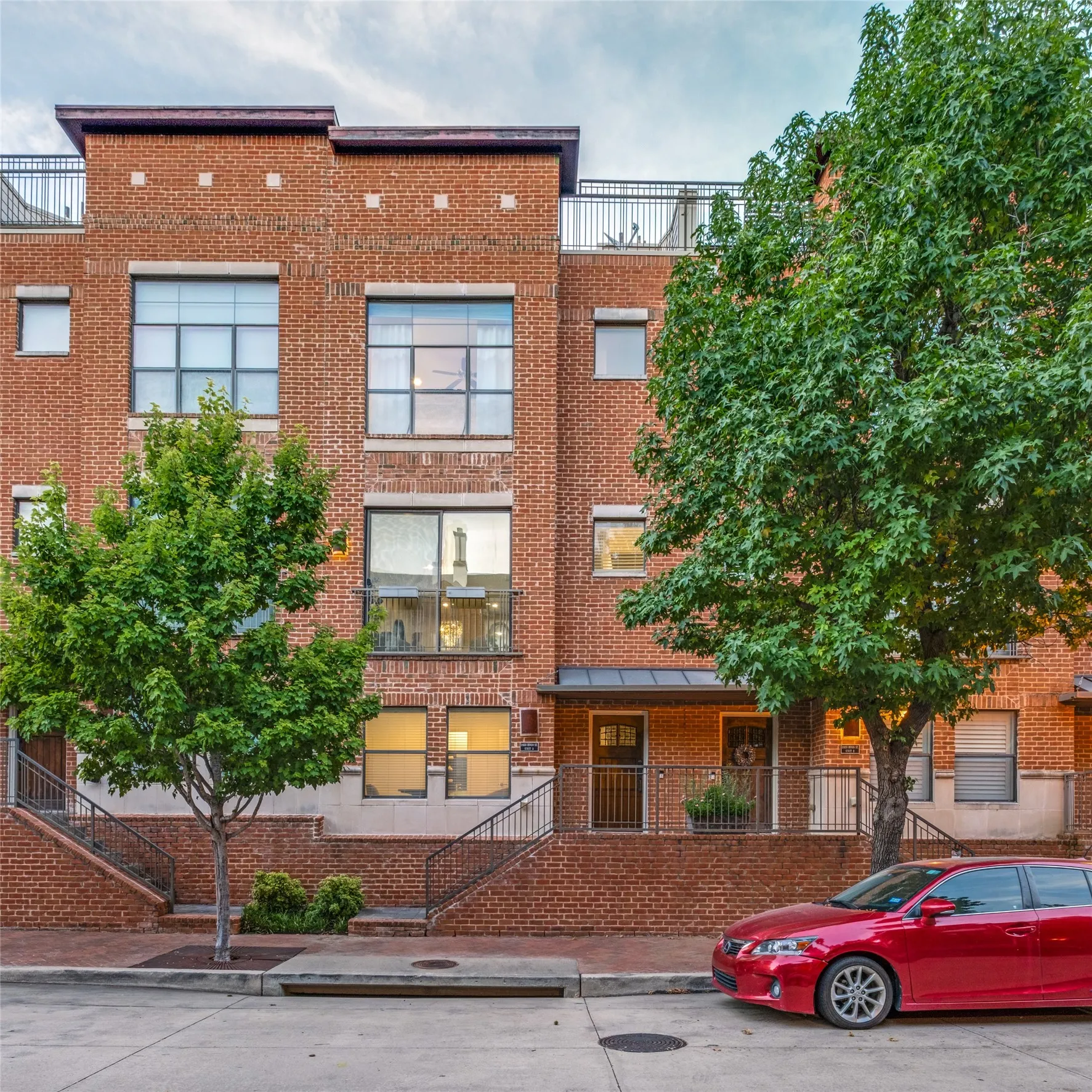 Condominium For Sale in Dallas County , 2420 Hugo Street 3, Dallas, Texas 75204, 3 Bedroom, 3 Bathroom, 2 Garage spaces, 1,971 Sqft, built in 2006, mls#21355465, Real Estate Agent in Dallas, Homes For Sale in Dallas county, Homes For Sale in Dallas, Realtor in Dallas Texas, Real Estate Brokerage Independent Realty Texas, Luminita Cordes Realtor