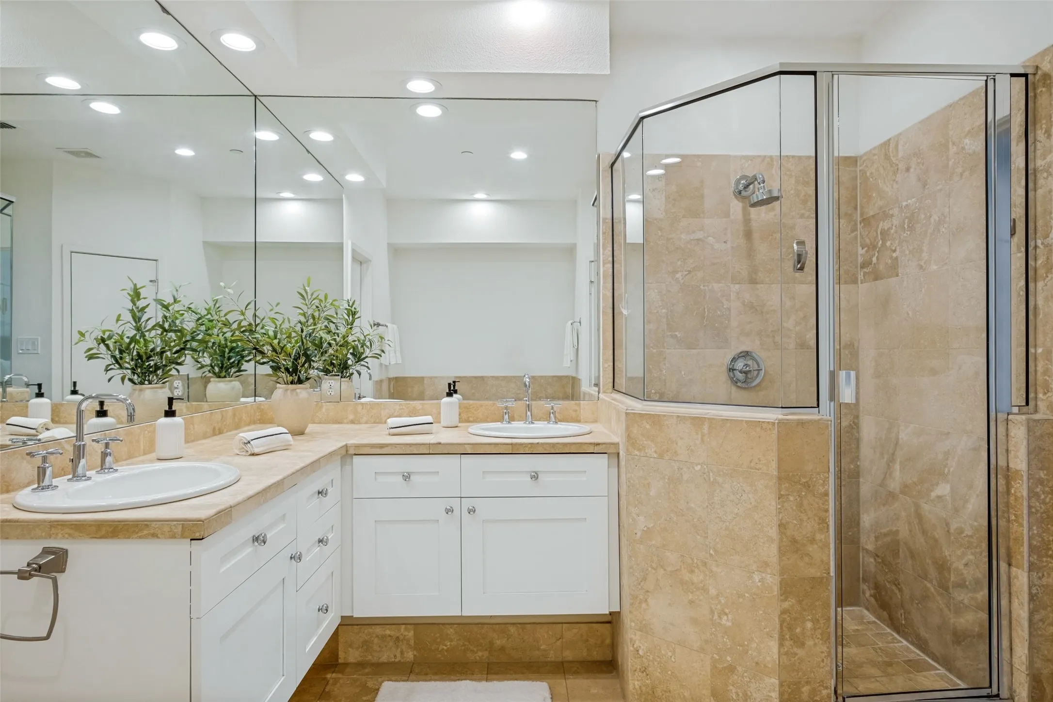 Condominium For Sale in Dallas County , 2420 Hugo Street 3, Dallas, Texas 75204, 3 Bedroom, 3 Bathroom, 2 Garage spaces, 1,971 Sqft, built in 2006, mls#21355465, Real Estate Agent in Dallas, Homes For Sale in Dallas county, Homes For Sale in Dallas, Realtor in Dallas Texas, Real Estate Brokerage Independent Realty Texas, Luminita Cordes Realtor