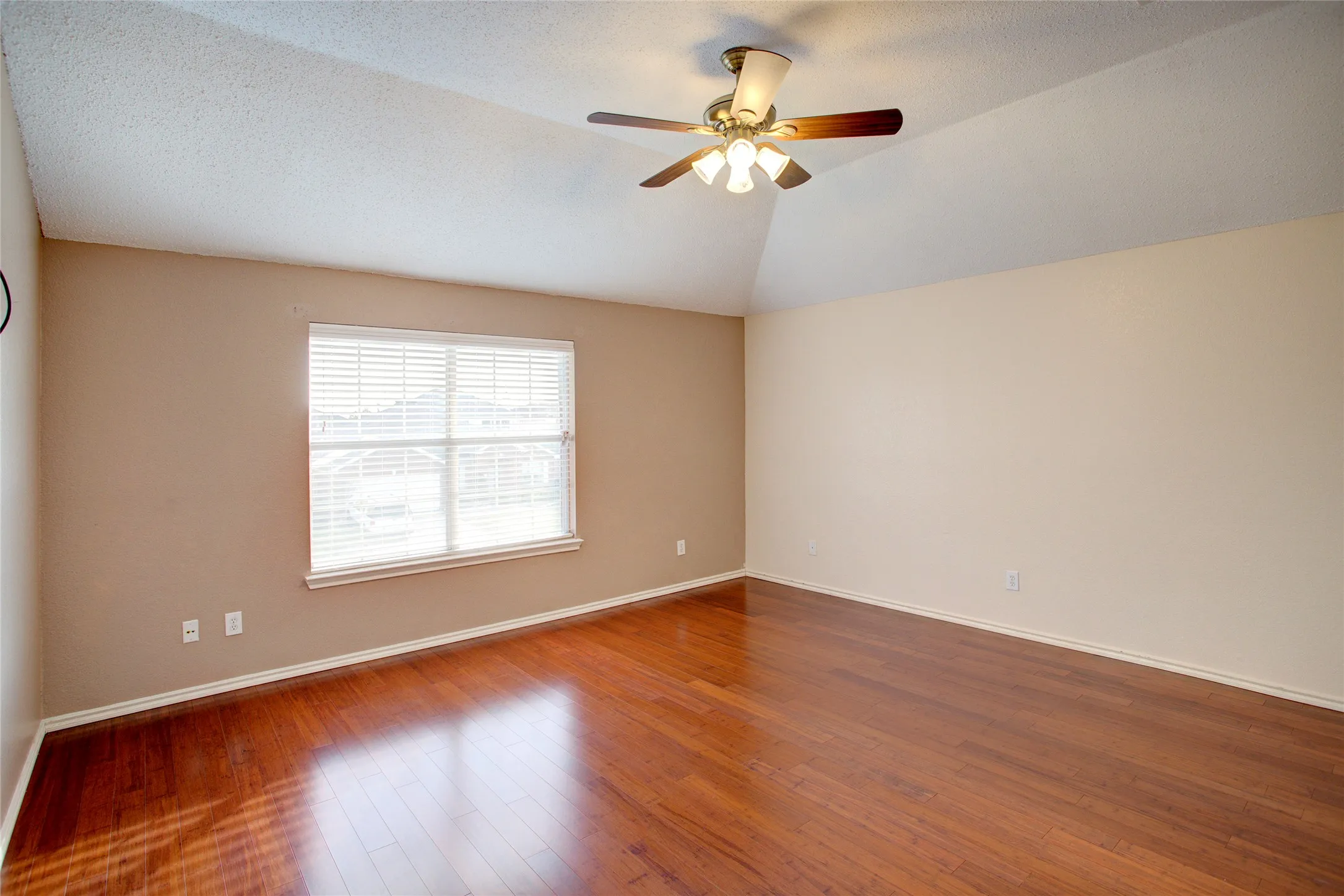 Single Family Residence For Rent in Tarrant County , 3507 Tamarack Drive, Grand Prairie, Texas 75052, 4 Bedroom, 3 Bathroom, 2 Garage spaces, 2,735 Sqft, built in 2000, mls#21355871, Real Estate Agent in Grand Prairie, Homes For Rent in Tarrant county, Homes For Rent in Grand Prairie, Realtor in Grand Prairie Texas, Real Estate Brokerage Independent Realty Texas, Luminita Cordes Realtor
