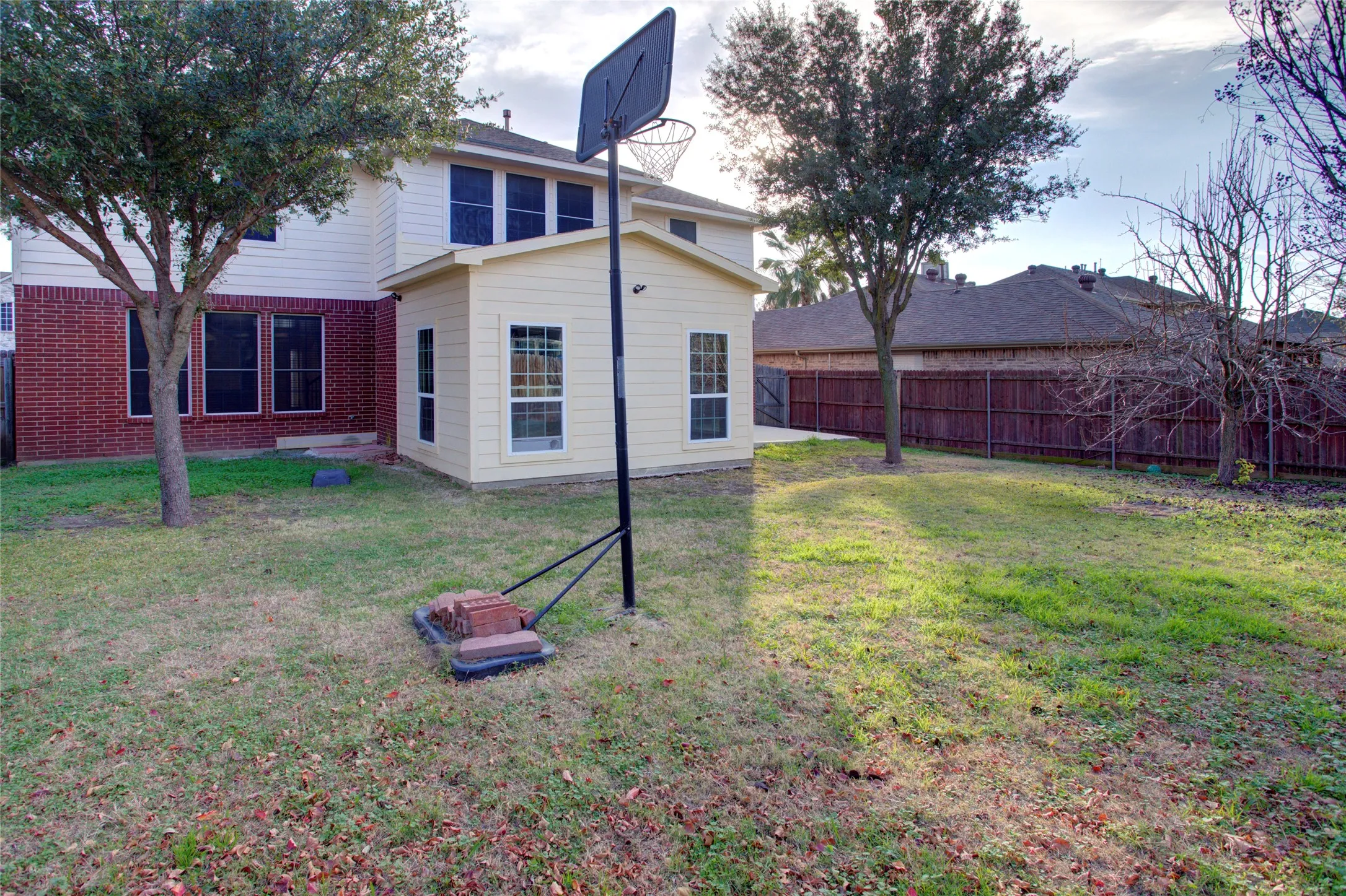 Single Family Residence For Rent in Tarrant County , 3507 Tamarack Drive, Grand Prairie, Texas 75052, 4 Bedroom, 3 Bathroom, 2 Garage spaces, 2,735 Sqft, built in 2000, mls#21355871, Real Estate Agent in Grand Prairie, Homes For Rent in Tarrant county, Homes For Rent in Grand Prairie, Realtor in Grand Prairie Texas, Real Estate Brokerage Independent Realty Texas, Luminita Cordes Realtor