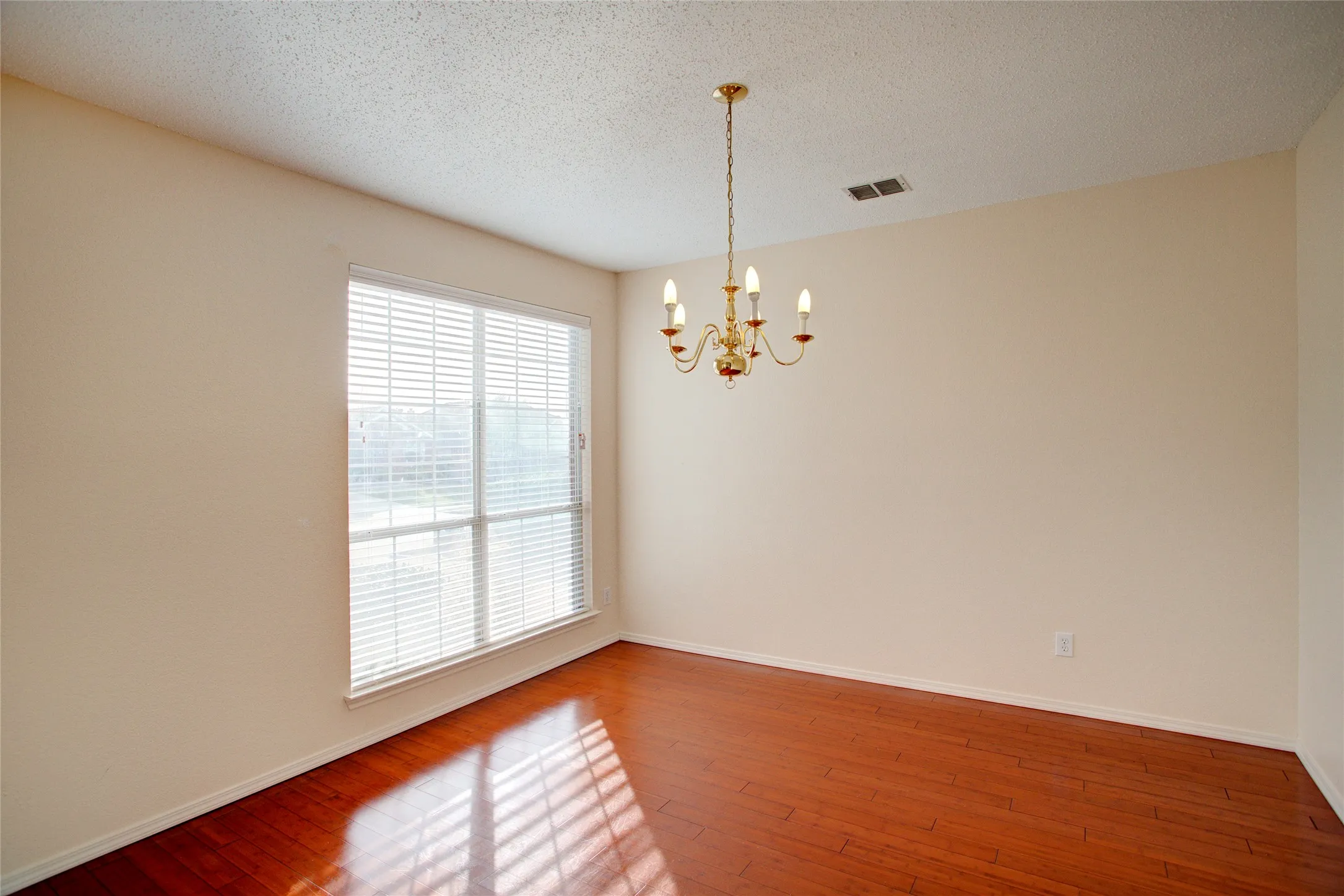 Single Family Residence For Rent in Tarrant County , 3507 Tamarack Drive, Grand Prairie, Texas 75052, 4 Bedroom, 3 Bathroom, 2 Garage spaces, 2,735 Sqft, built in 2000, mls#21355871, Real Estate Agent in Grand Prairie, Homes For Rent in Tarrant county, Homes For Rent in Grand Prairie, Realtor in Grand Prairie Texas, Real Estate Brokerage Independent Realty Texas, Luminita Cordes Realtor