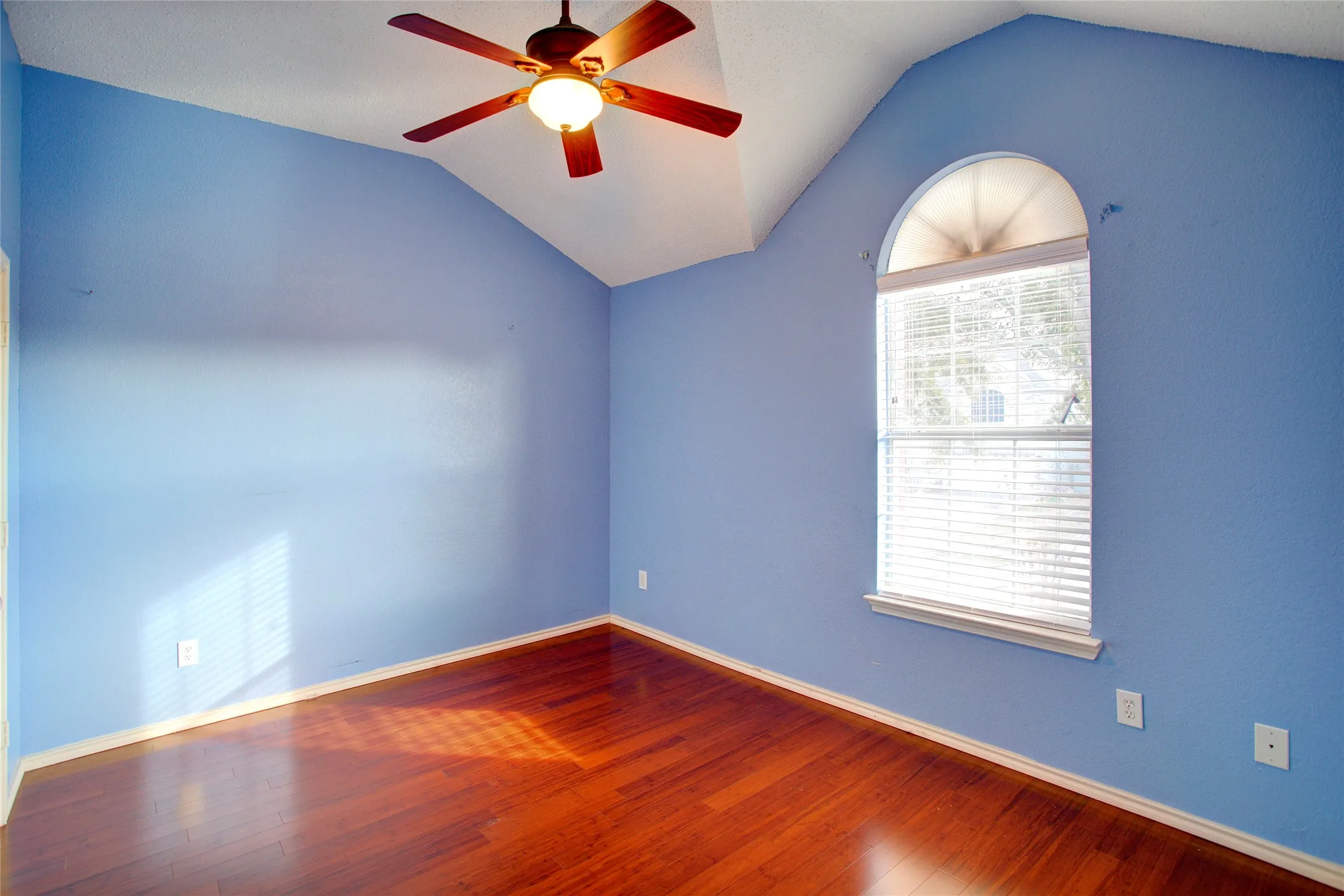 Single Family Residence For Rent in Tarrant County , 3507 Tamarack Drive, Grand Prairie, Texas 75052, 4 Bedroom, 3 Bathroom, 2 Garage spaces, 2,735 Sqft, built in 2000, mls#21355871, Real Estate Agent in Grand Prairie, Homes For Rent in Tarrant county, Homes For Rent in Grand Prairie, Realtor in Grand Prairie Texas, Real Estate Brokerage Independent Realty Texas, Luminita Cordes Realtor