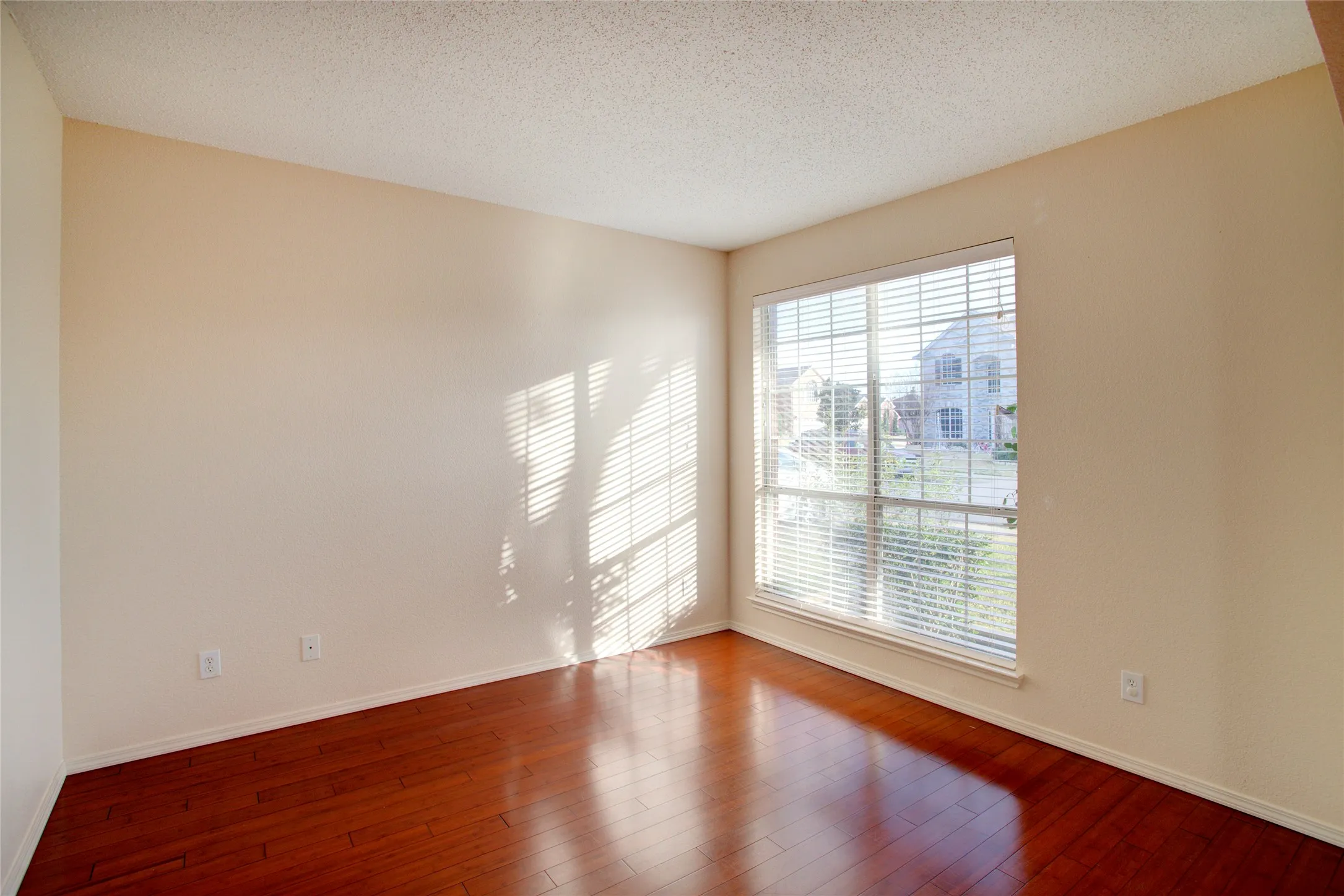Single Family Residence For Rent in Tarrant County , 3507 Tamarack Drive, Grand Prairie, Texas 75052, 4 Bedroom, 3 Bathroom, 2 Garage spaces, 2,735 Sqft, built in 2000, mls#21355871, Real Estate Agent in Grand Prairie, Homes For Rent in Tarrant county, Homes For Rent in Grand Prairie, Realtor in Grand Prairie Texas, Real Estate Brokerage Independent Realty Texas, Luminita Cordes Realtor