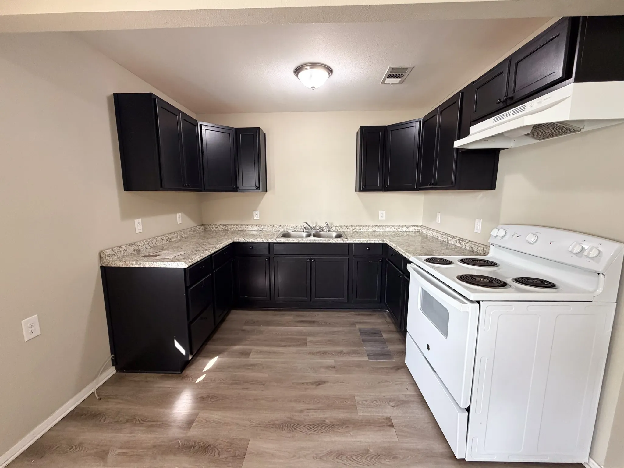 Duplex For Rent in Ellis County , 101 W Latimer Street B, Ennis, Texas 75119, 4 Bedroom, 2 Bathroom, Garage spaces, 1,550 Sqft, built in 1969, Price $1,650, mls#21355897, Real Estate Agent in Ennis, Homes For Rent in Ellis county, Homes For Rent in Ennis, Realtor in Ennis Texas, Real Estate Brokerage Independent Realty Texas, Luminita Cordes Realtor
