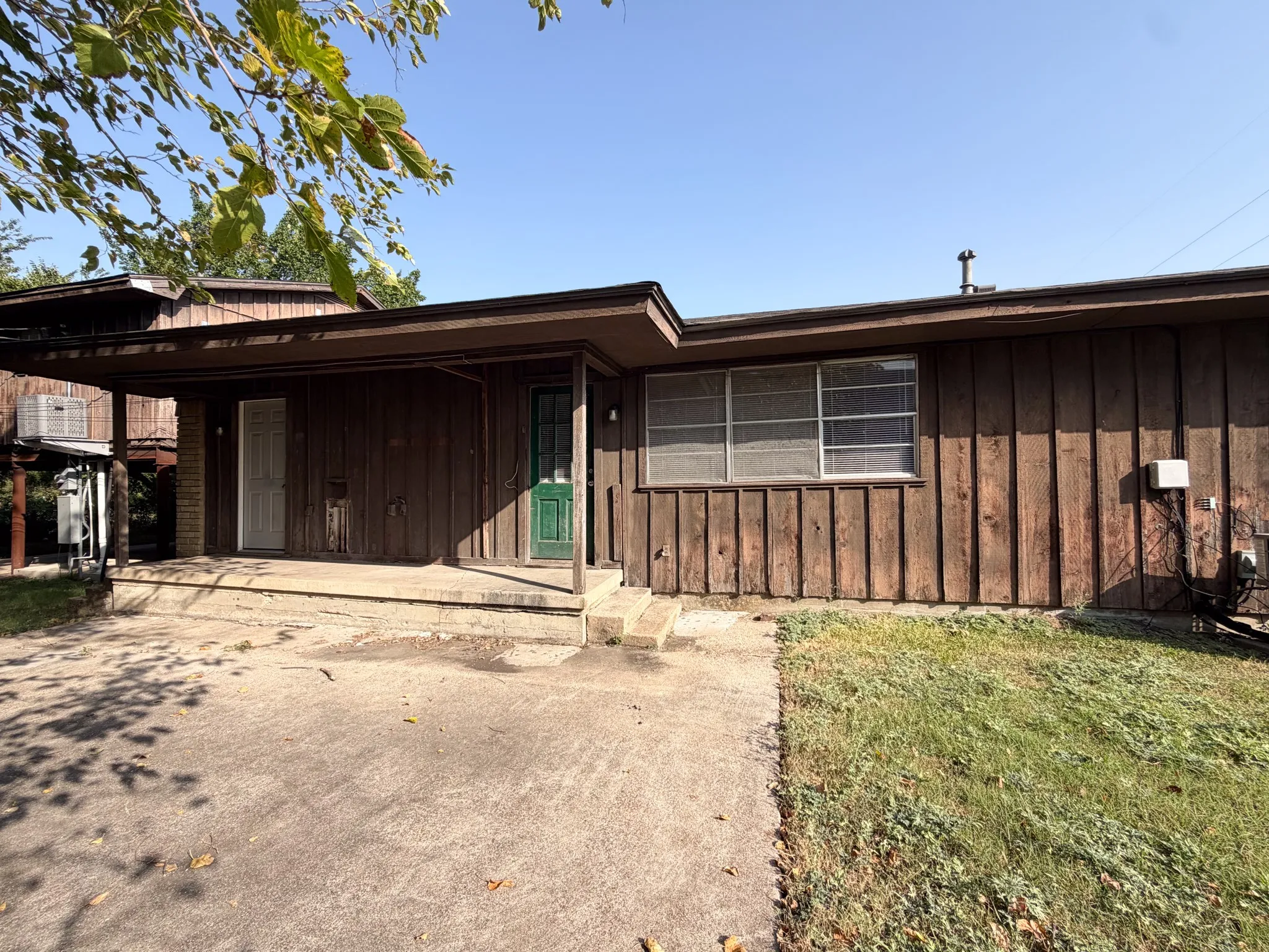 Duplex For Rent in Ellis County , 101 W Latimer Street B, Ennis, Texas 75119, 4 Bedroom, 2 Bathroom, Garage spaces, 1,550 Sqft, built in 1969, Price $1,650, mls#21355897, Real Estate Agent in Ennis, Homes For Rent in Ellis county, Homes For Rent in Ennis, Realtor in Ennis Texas, Real Estate Brokerage Independent Realty Texas, Luminita Cordes Realtor