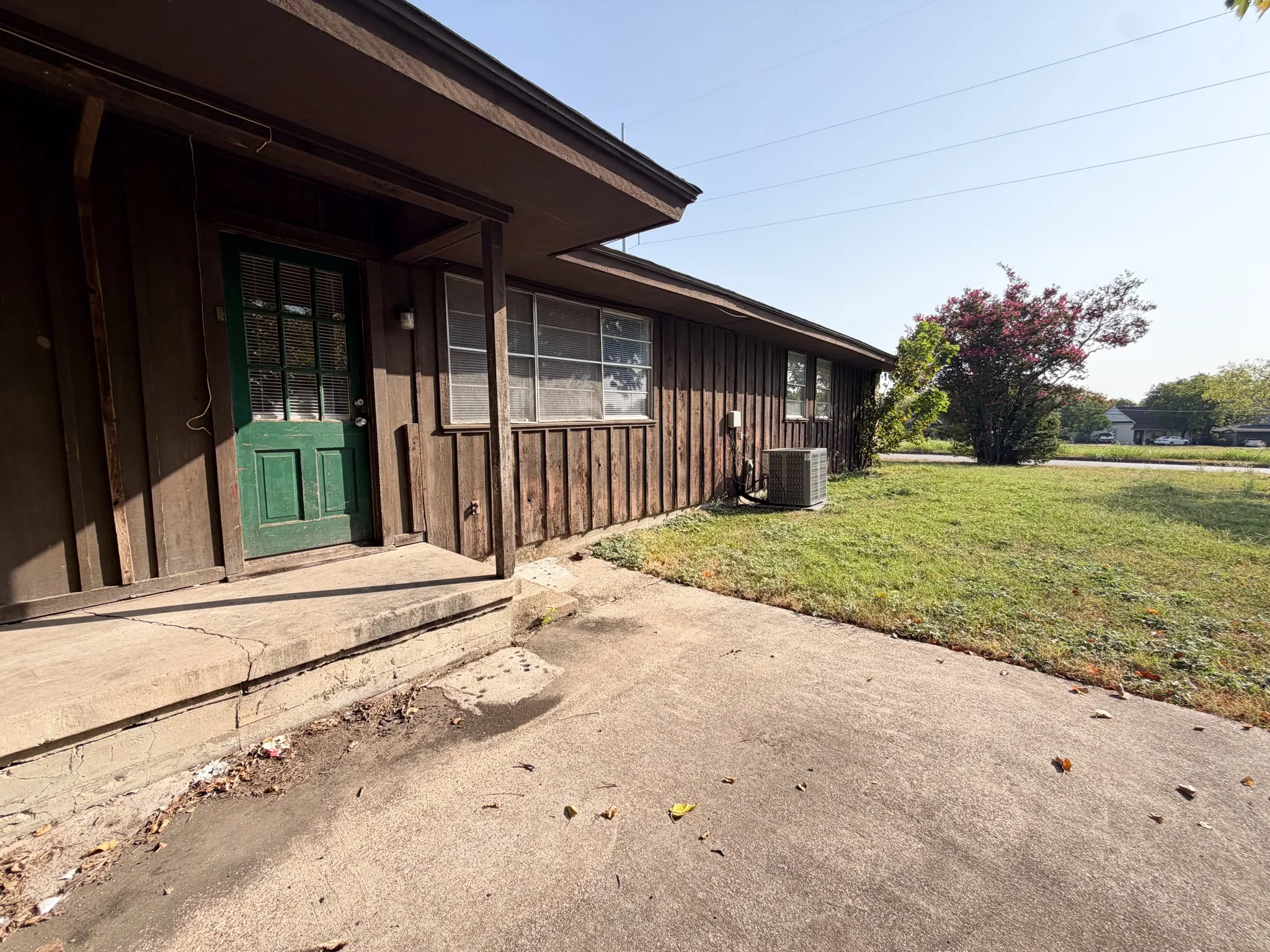 Duplex For Rent in Ellis County , 101 W Latimer Street B, Ennis, Texas 75119, 4 Bedroom, 2 Bathroom, Garage spaces, 1,550 Sqft, built in 1969, Price $1,650, mls#21355897, Real Estate Agent in Ennis, Homes For Rent in Ellis county, Homes For Rent in Ennis, Realtor in Ennis Texas, Real Estate Brokerage Independent Realty Texas, Luminita Cordes Realtor