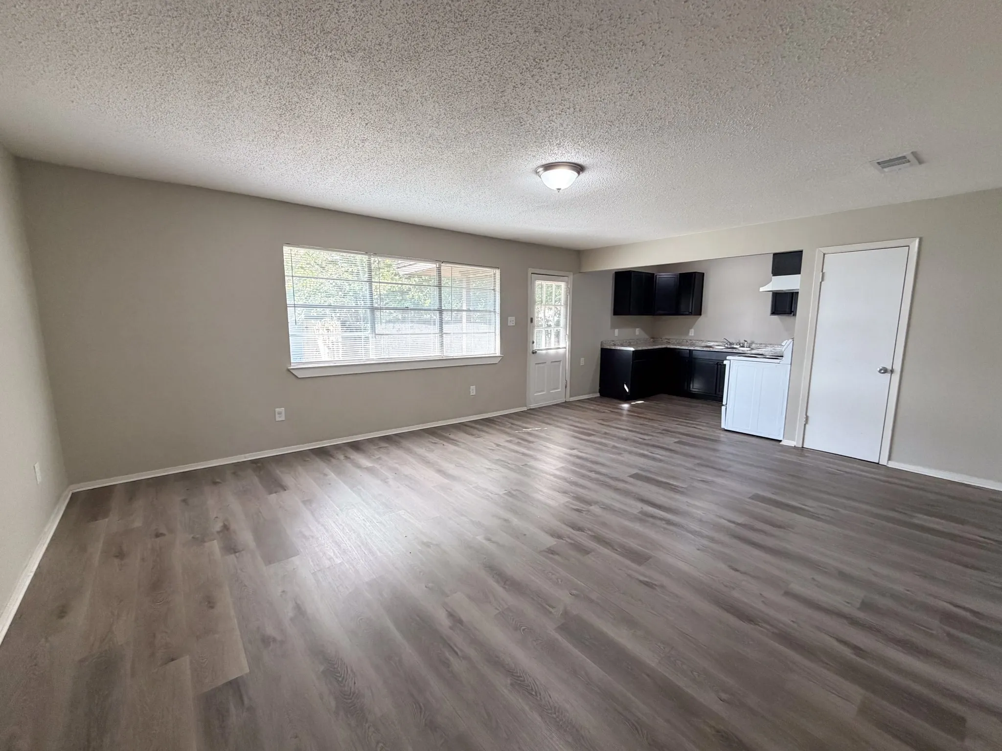 Duplex For Rent in Ellis County , 101 W Latimer Street B, Ennis, Texas 75119, 4 Bedroom, 2 Bathroom, Garage spaces, 1,550 Sqft, built in 1969, Price $1,650, mls#21355897, Real Estate Agent in Ennis, Homes For Rent in Ellis county, Homes For Rent in Ennis, Realtor in Ennis Texas, Real Estate Brokerage Independent Realty Texas, Luminita Cordes Realtor