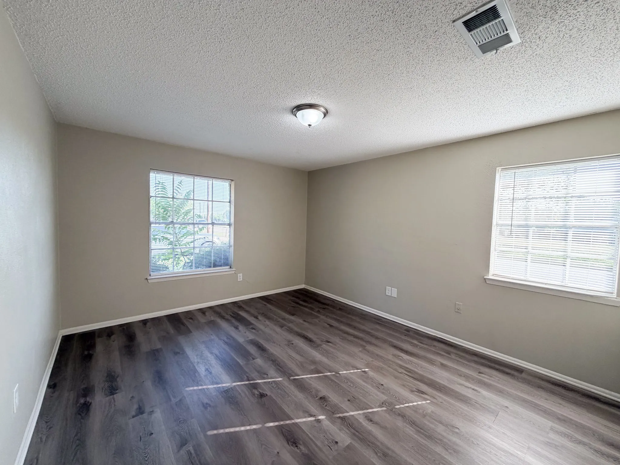 Duplex For Rent in Ellis County , 101 W Latimer Street B, Ennis, Texas 75119, 4 Bedroom, 2 Bathroom, Garage spaces, 1,550 Sqft, built in 1969, Price $1,650, mls#21355897, Real Estate Agent in Ennis, Homes For Rent in Ellis county, Homes For Rent in Ennis, Realtor in Ennis Texas, Real Estate Brokerage Independent Realty Texas, Luminita Cordes Realtor