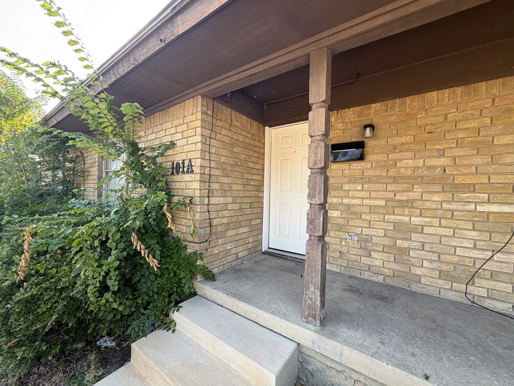 Duplex For Rent in Ellis County , 101 W Latimer Street B, Ennis, Texas 75119, 4 Bedroom, 2 Bathroom, Garage spaces, 1,550 Sqft, built in 1969, Price $1,650, mls#21355897, Real Estate Agent in Ennis, Homes For Rent in Ellis county, Homes For Rent in Ennis, Realtor in Ennis Texas, Real Estate Brokerage Independent Realty Texas, Luminita Cordes Realtor