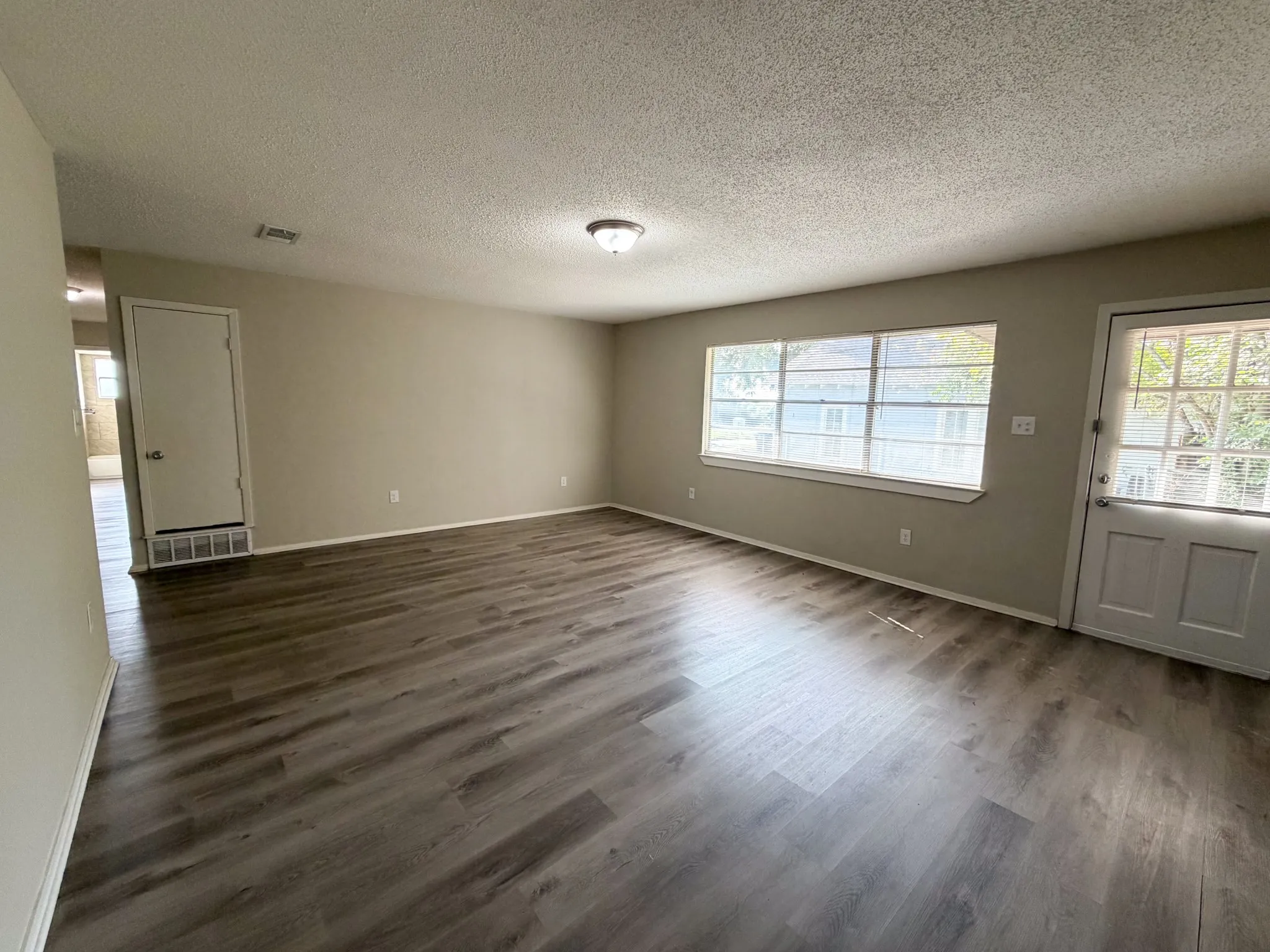 Duplex For Rent in Ellis County , 101 W Latimer Street B, Ennis, Texas 75119, 4 Bedroom, 2 Bathroom, Garage spaces, 1,550 Sqft, built in 1969, Price $1,650, mls#21355897, Real Estate Agent in Ennis, Homes For Rent in Ellis county, Homes For Rent in Ennis, Realtor in Ennis Texas, Real Estate Brokerage Independent Realty Texas, Luminita Cordes Realtor