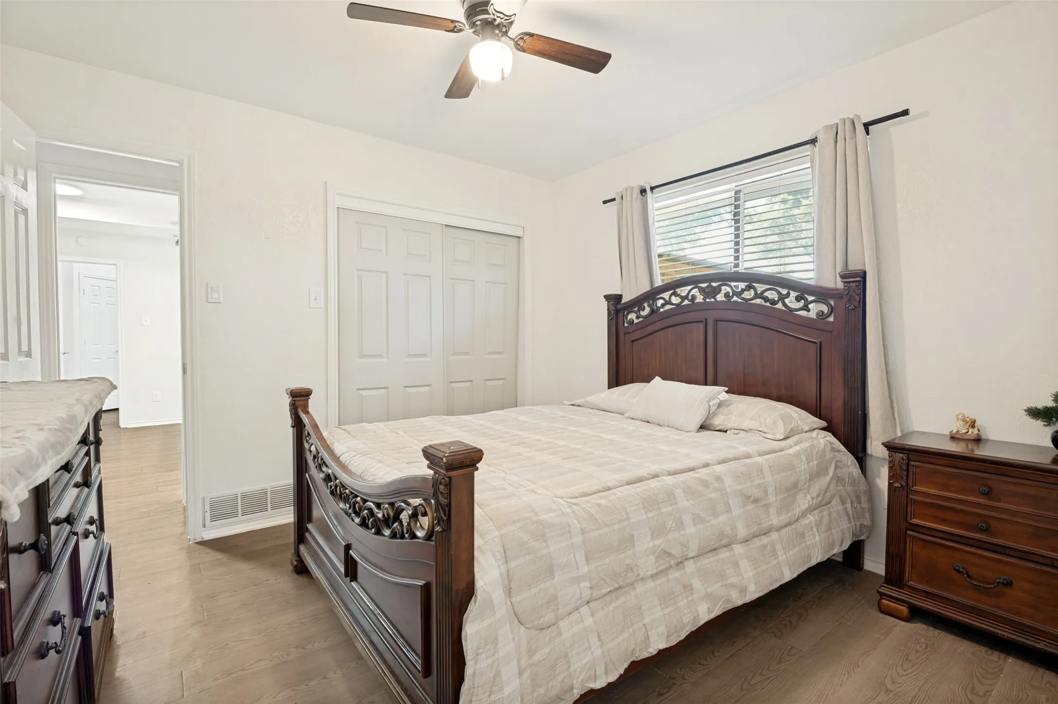 Single Family Residence For Sale in Ellis County , 901 Winding Creek Trail, Oak Leaf, Texas 75154, 3 Bedroom, 3 Bathroom, 3 Garage spaces, 2,576 Sqft, built in 1984, mls#21355895, Real Estate Agent in Oak Leaf, Homes For Sale in Ellis county, Homes For Sale in Oak Leaf, Realtor in Oak Leaf Texas, Real Estate Brokerage Independent Realty Texas, Luminita Cordes Realtor