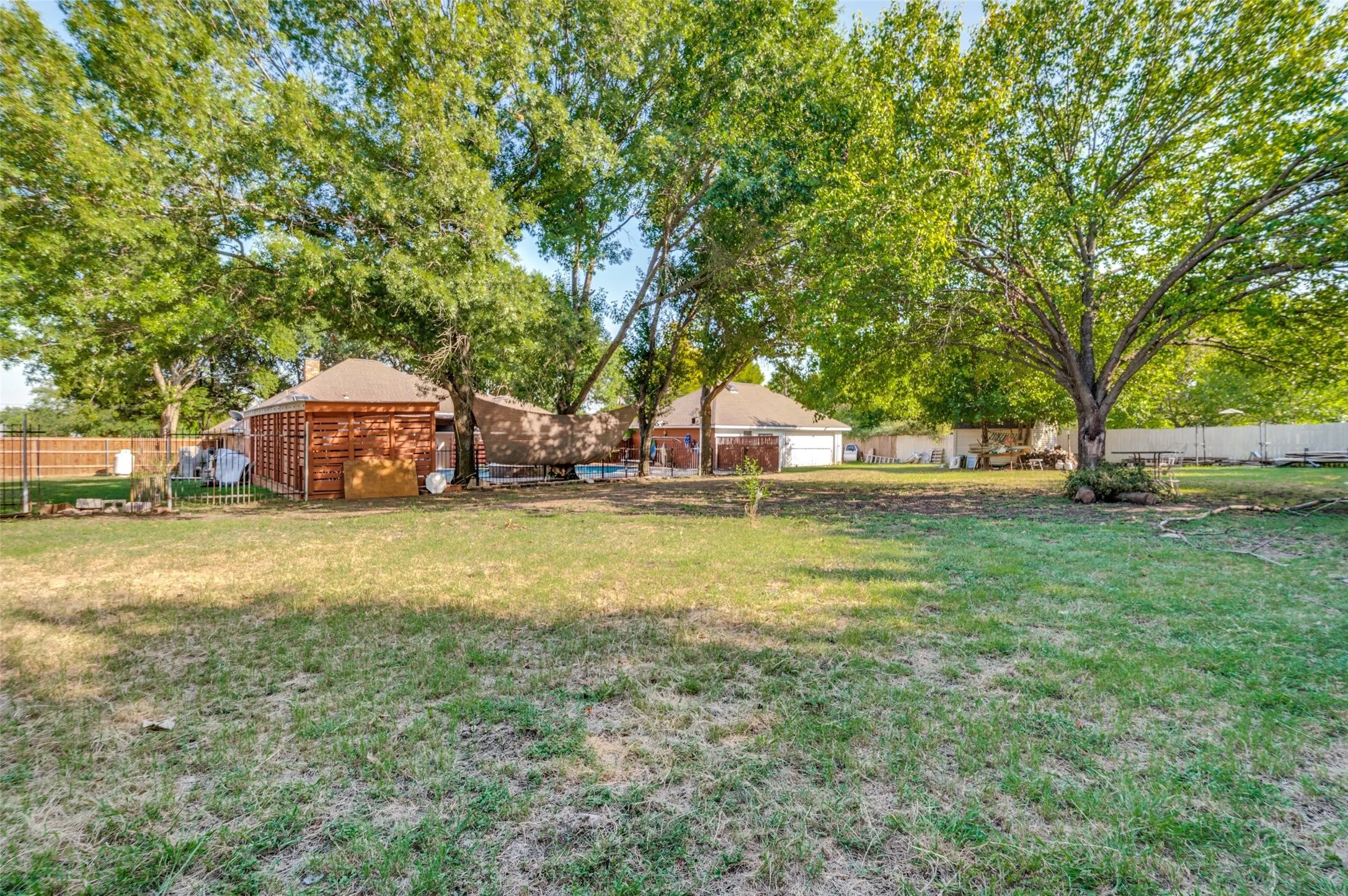 Single Family Residence For Sale in Ellis County , 901 Winding Creek Trail, Oak Leaf, Texas 75154, 3 Bedroom, 3 Bathroom, 3 Garage spaces, 2,576 Sqft, built in 1984, mls#21355895, Real Estate Agent in Oak Leaf, Homes For Sale in Ellis county, Homes For Sale in Oak Leaf, Realtor in Oak Leaf Texas, Real Estate Brokerage Independent Realty Texas, Luminita Cordes Realtor