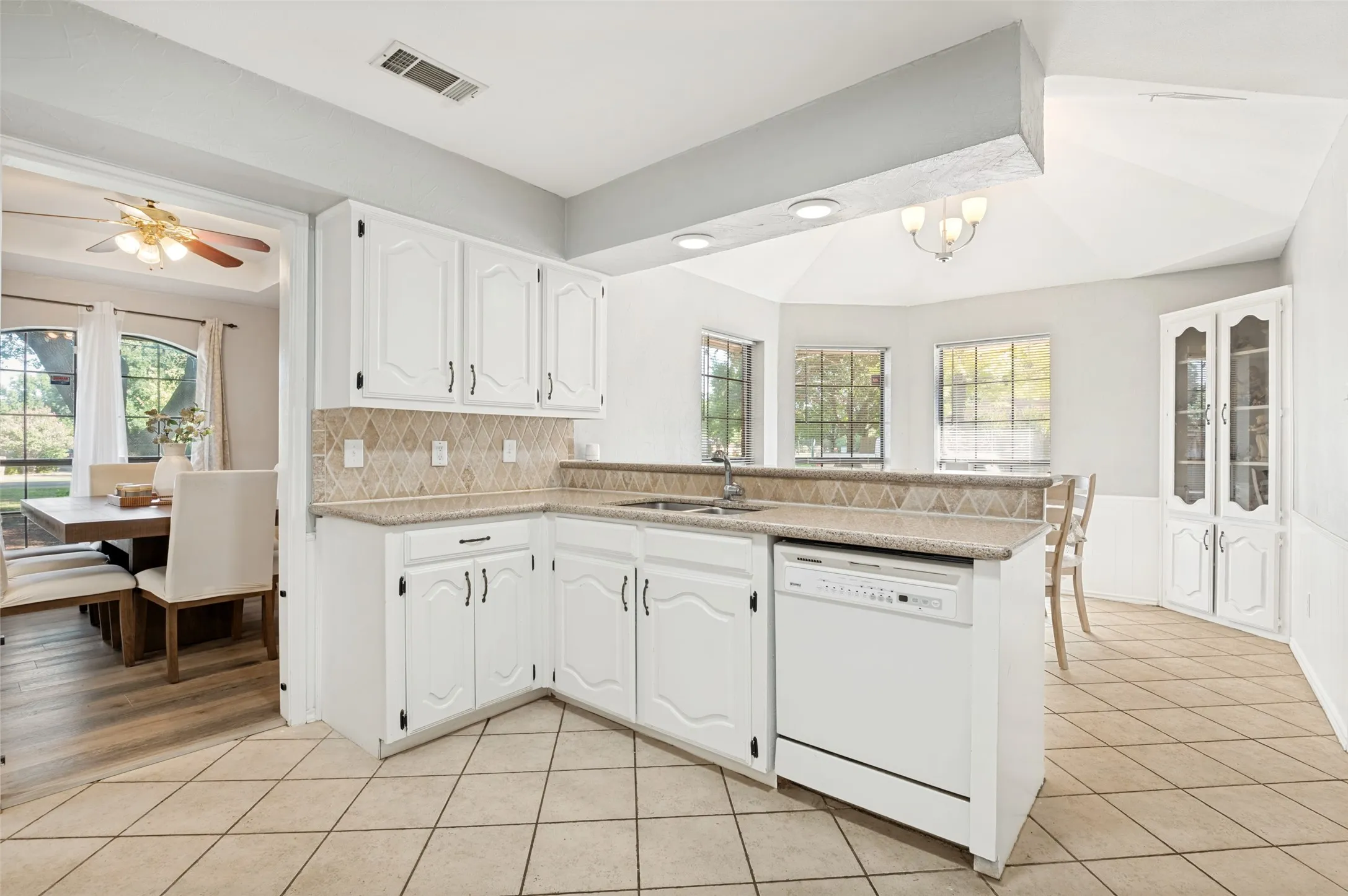 Single Family Residence For Sale in Ellis County , 901 Winding Creek Trail, Oak Leaf, Texas 75154, 3 Bedroom, 3 Bathroom, 3 Garage spaces, 2,576 Sqft, built in 1984, mls#21355895, Real Estate Agent in Oak Leaf, Homes For Sale in Ellis county, Homes For Sale in Oak Leaf, Realtor in Oak Leaf Texas, Real Estate Brokerage Independent Realty Texas, Luminita Cordes Realtor