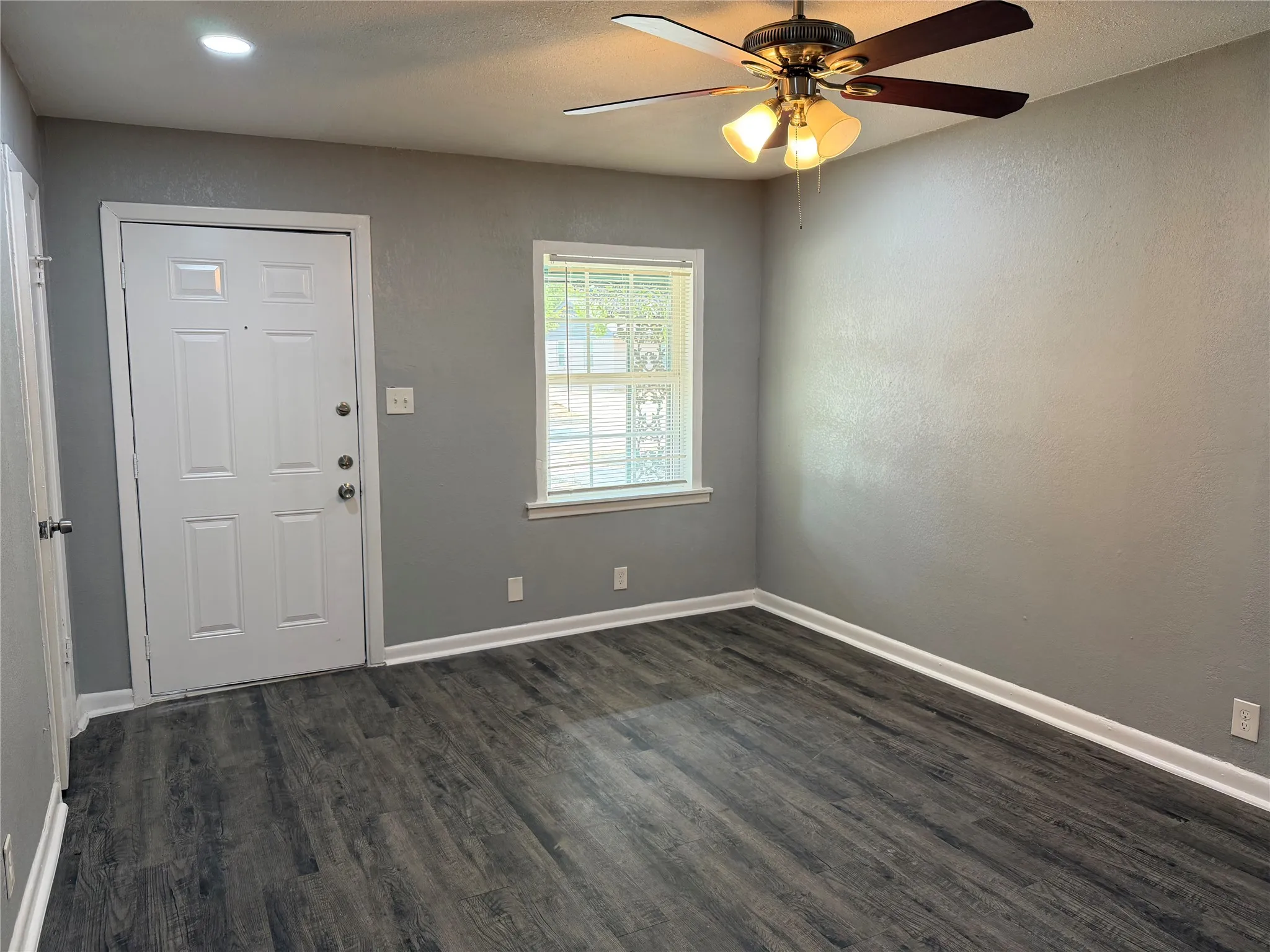 Duplex For Rent in Tarrant County , 2504 Normont Circle, Fort Worth, Texas 76103, 2 Bedroom, 1 Bathroom, 1 Garage spaces, 774 Sqft, built in 1954, mls#21355899, Real Estate Agent in Fort Worth, Homes For Rent in Tarrant county, Homes For Rent in Fort Worth, Realtor in Fort Worth Texas, Real Estate Brokerage Independent Realty Texas, Luminita Cordes Realtor