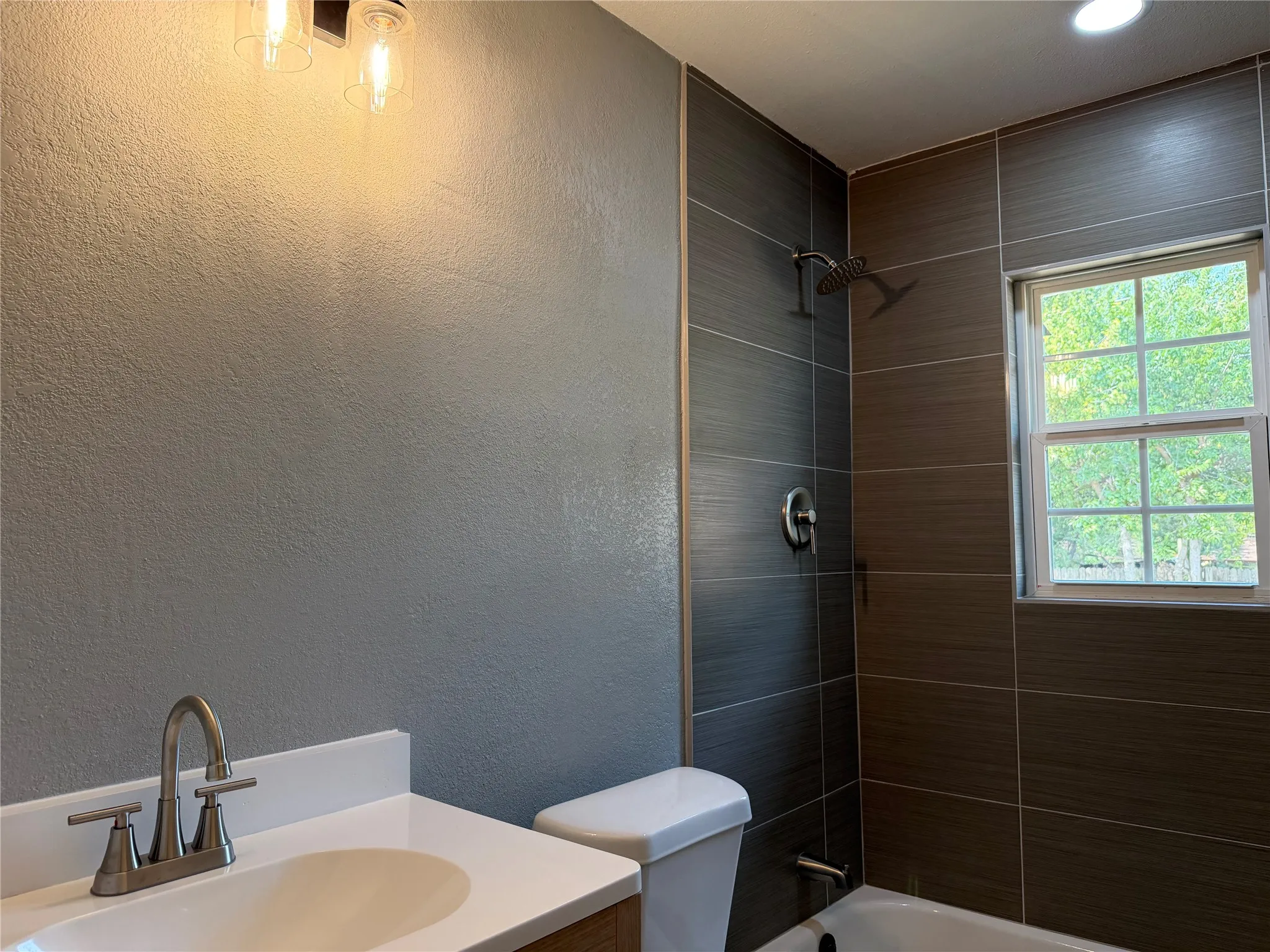 Duplex For Rent in Tarrant County , 2504 Normont Circle, Fort Worth, Texas 76103, 2 Bedroom, 1 Bathroom, 1 Garage spaces, 774 Sqft, built in 1954, mls#21355899, Real Estate Agent in Fort Worth, Homes For Rent in Tarrant county, Homes For Rent in Fort Worth, Realtor in Fort Worth Texas, Real Estate Brokerage Independent Realty Texas, Luminita Cordes Realtor