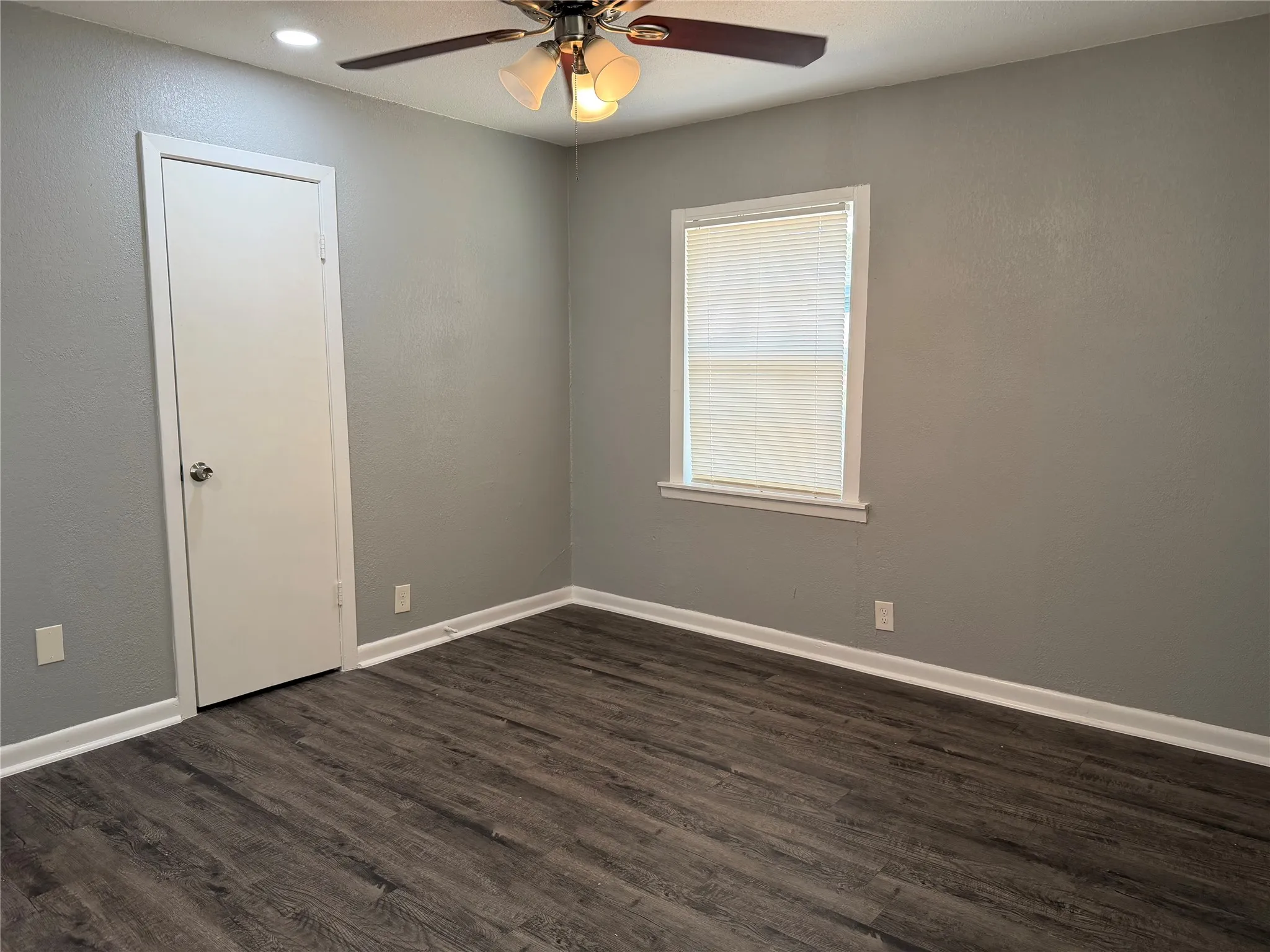 Duplex For Rent in Tarrant County , 2504 Normont Circle, Fort Worth, Texas 76103, 2 Bedroom, 1 Bathroom, 1 Garage spaces, 774 Sqft, built in 1954, mls#21355899, Real Estate Agent in Fort Worth, Homes For Rent in Tarrant county, Homes For Rent in Fort Worth, Realtor in Fort Worth Texas, Real Estate Brokerage Independent Realty Texas, Luminita Cordes Realtor