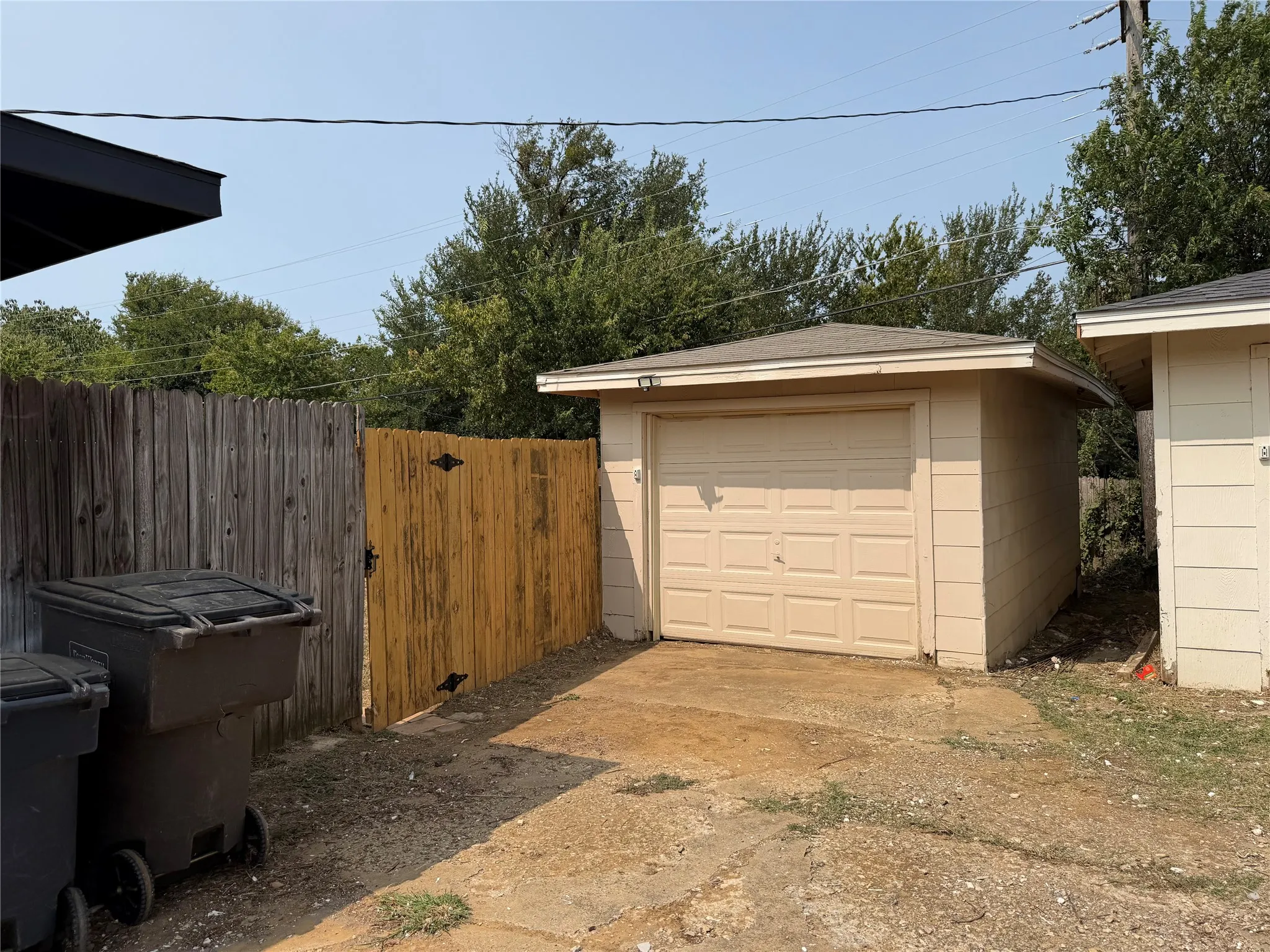 Duplex For Rent in Tarrant County , 2504 Normont Circle, Fort Worth, Texas 76103, 2 Bedroom, 1 Bathroom, 1 Garage spaces, 774 Sqft, built in 1954, mls#21355899, Real Estate Agent in Fort Worth, Homes For Rent in Tarrant county, Homes For Rent in Fort Worth, Realtor in Fort Worth Texas, Real Estate Brokerage Independent Realty Texas, Luminita Cordes Realtor