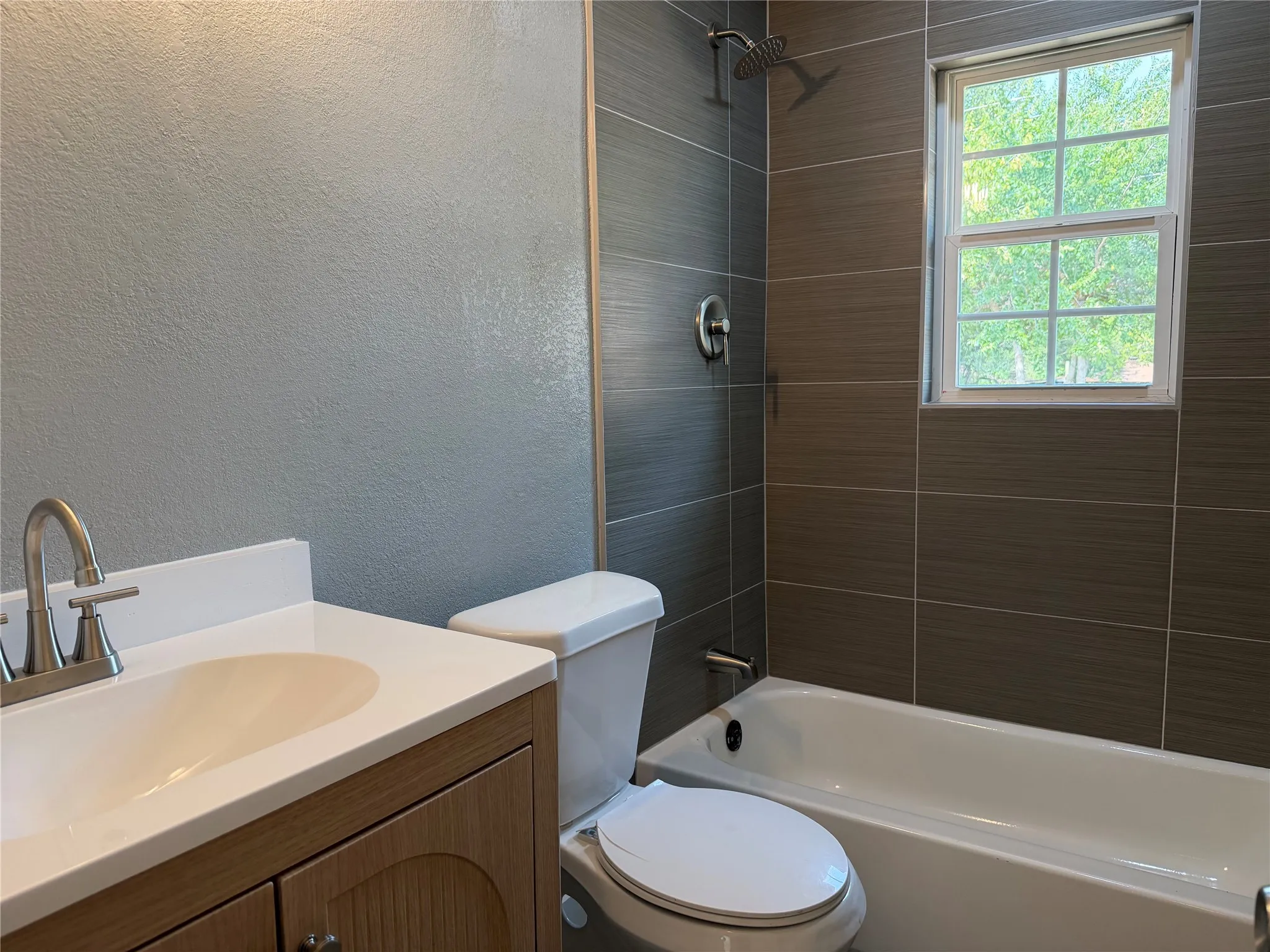 Duplex For Rent in Tarrant County , 2504 Normont Circle, Fort Worth, Texas 76103, 2 Bedroom, 1 Bathroom, 1 Garage spaces, 774 Sqft, built in 1954, mls#21355899, Real Estate Agent in Fort Worth, Homes For Rent in Tarrant county, Homes For Rent in Fort Worth, Realtor in Fort Worth Texas, Real Estate Brokerage Independent Realty Texas, Luminita Cordes Realtor