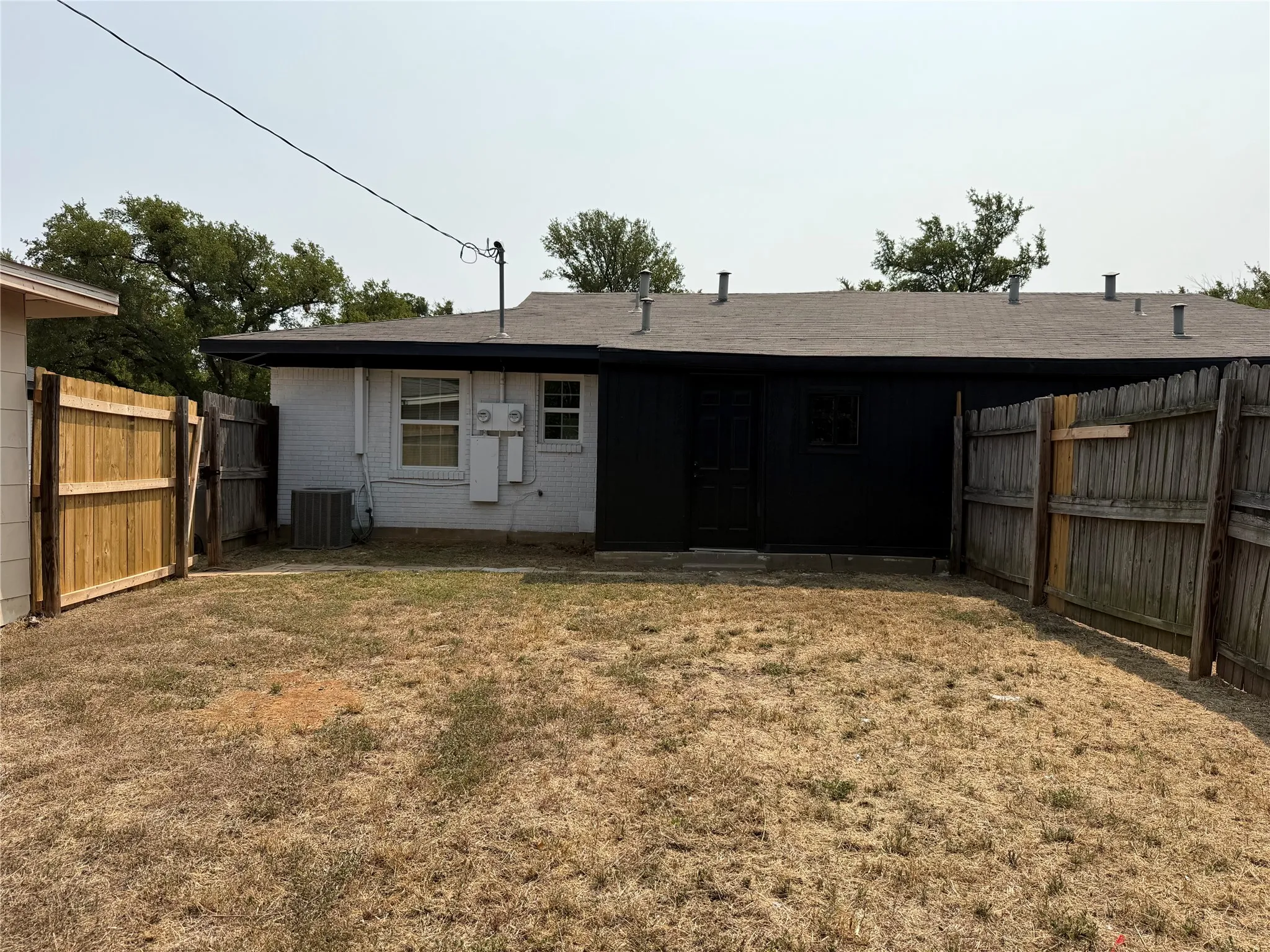 Duplex For Rent in Tarrant County , 2504 Normont Circle, Fort Worth, Texas 76103, 2 Bedroom, 1 Bathroom, 1 Garage spaces, 774 Sqft, built in 1954, mls#21355899, Real Estate Agent in Fort Worth, Homes For Rent in Tarrant county, Homes For Rent in Fort Worth, Realtor in Fort Worth Texas, Real Estate Brokerage Independent Realty Texas, Luminita Cordes Realtor