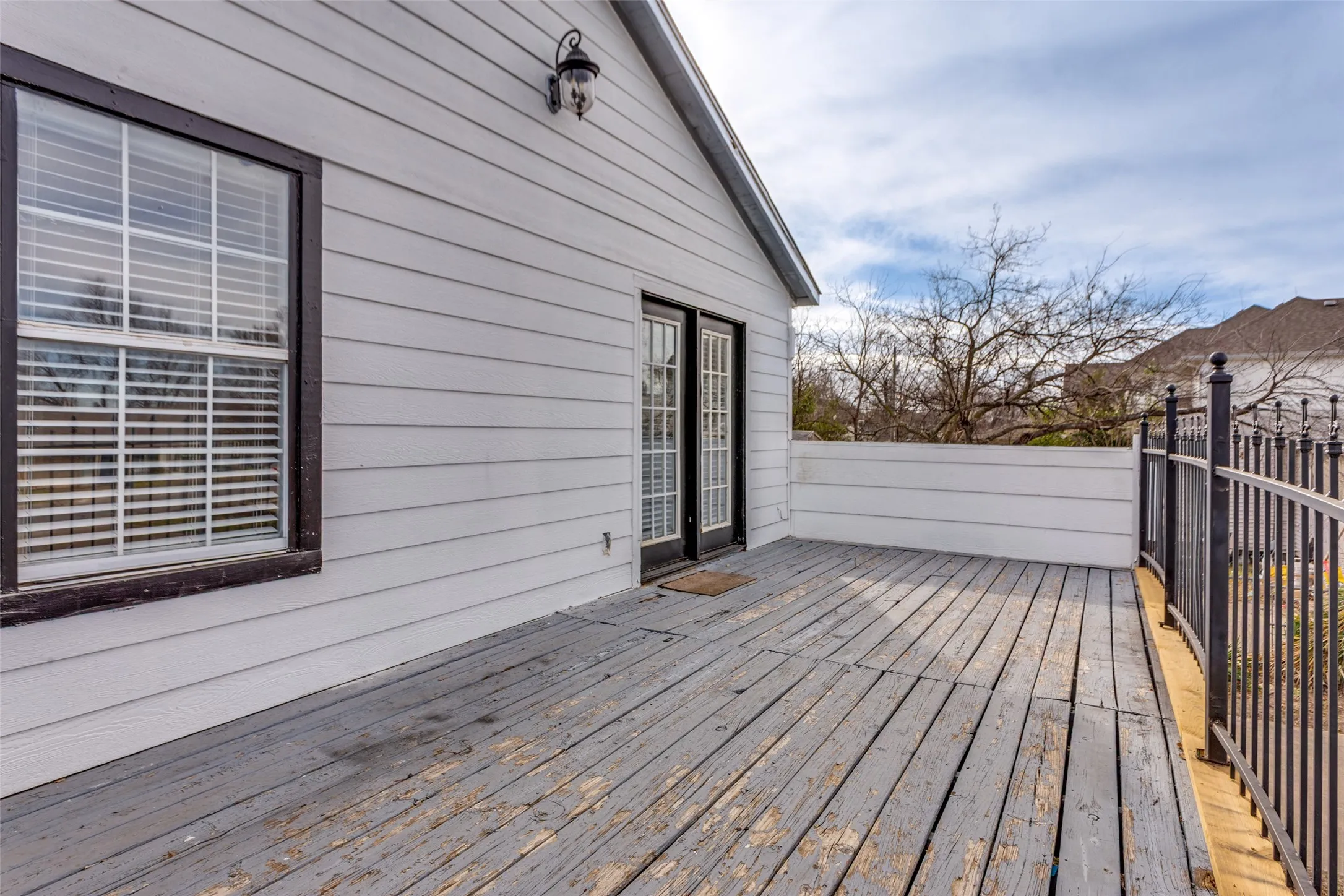 Single Family Residence For Sale in Tarrant County , 2625 Frazier Avenue, Fort Worth, Texas 76110, 4 Bedroom, 3 Bathroom, Garage spaces, 1,760 Sqft, built in 1945, mls#21355909, Real Estate Agent in Fort Worth, Homes For Sale in Tarrant county, Homes For Sale in Fort Worth, Realtor in Fort Worth Texas, Real Estate Brokerage Independent Realty Texas, Luminita Cordes Realtor