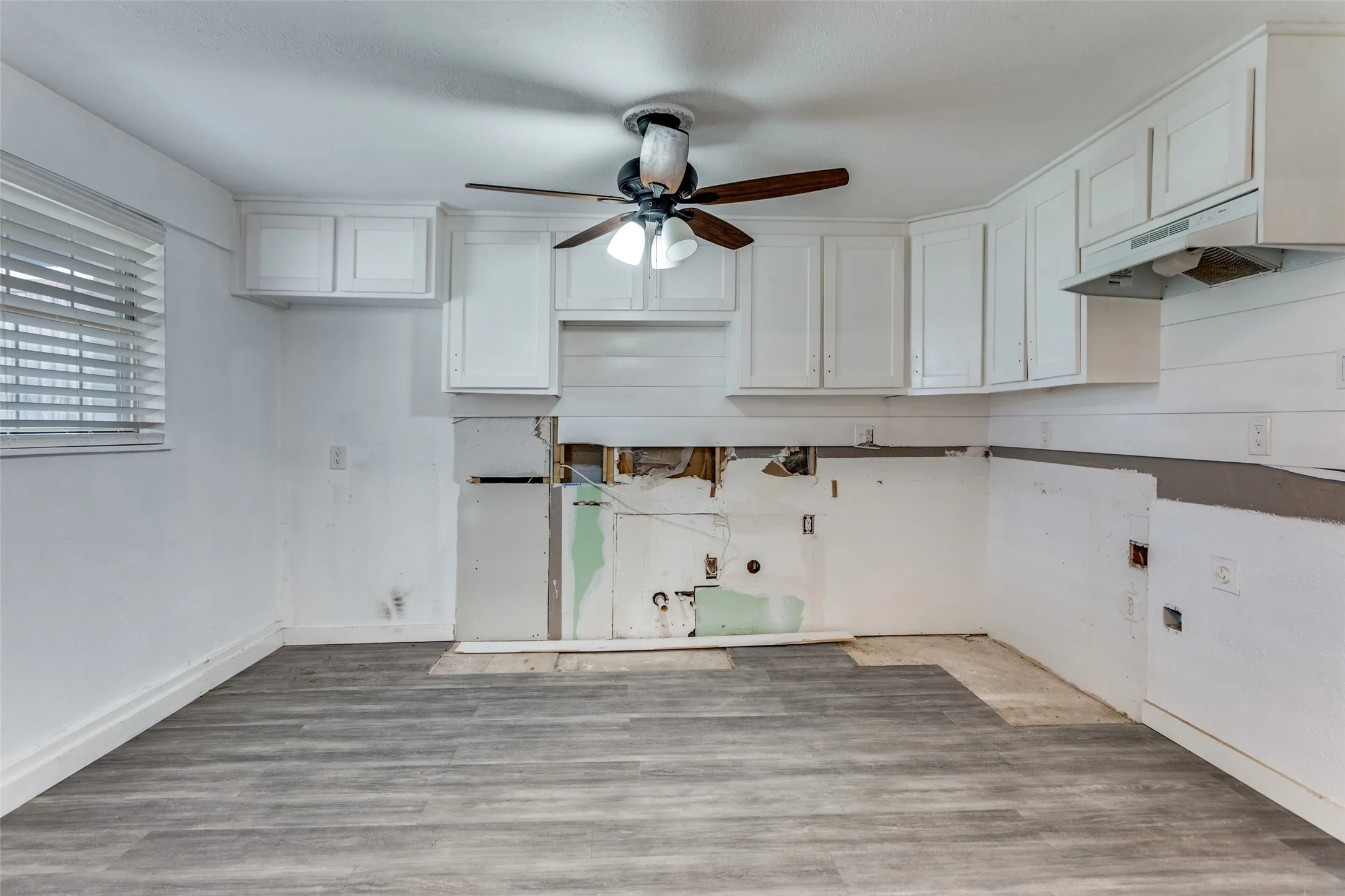 Single Family Residence For Sale in Tarrant County , 2625 Frazier Avenue, Fort Worth, Texas 76110, 4 Bedroom, 3 Bathroom, Garage spaces, 1,760 Sqft, built in 1945, mls#21355909, Real Estate Agent in Fort Worth, Homes For Sale in Tarrant county, Homes For Sale in Fort Worth, Realtor in Fort Worth Texas, Real Estate Brokerage Independent Realty Texas, Luminita Cordes Realtor