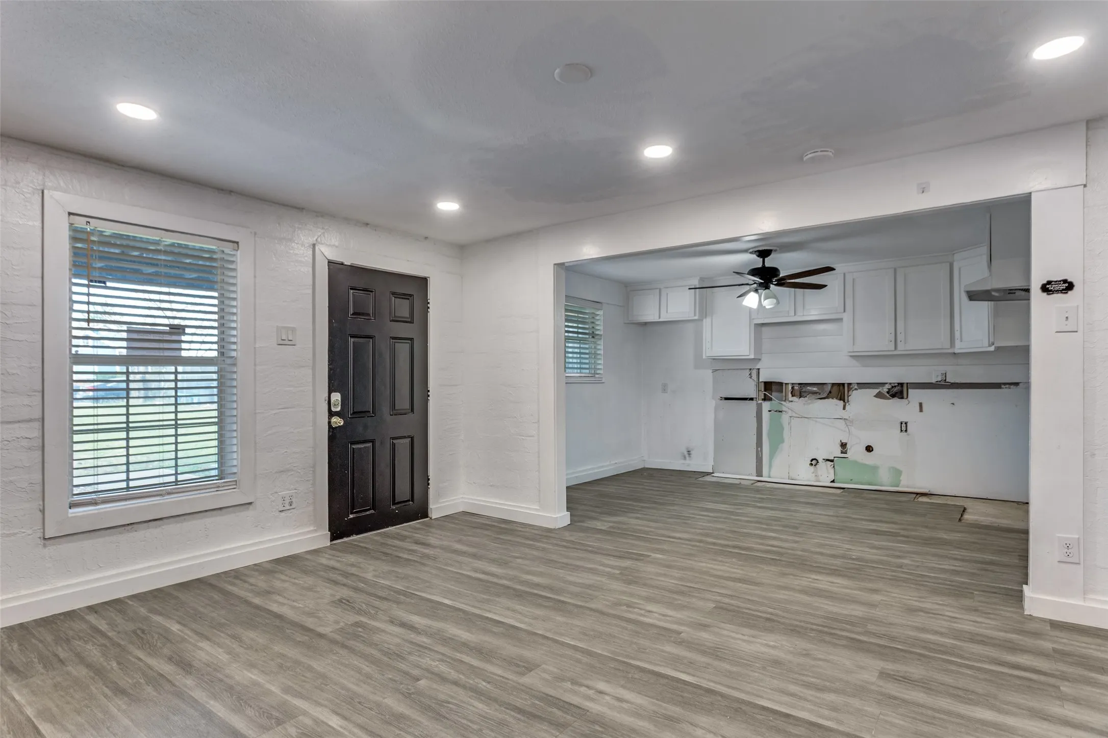 Single Family Residence For Sale in Tarrant County , 2625 Frazier Avenue, Fort Worth, Texas 76110, 4 Bedroom, 3 Bathroom, Garage spaces, 1,760 Sqft, built in 1945, mls#21355909, Real Estate Agent in Fort Worth, Homes For Sale in Tarrant county, Homes For Sale in Fort Worth, Realtor in Fort Worth Texas, Real Estate Brokerage Independent Realty Texas, Luminita Cordes Realtor