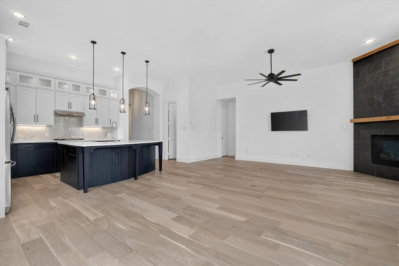 Single Family Residence For Sale in Grayson County , 1604 Swan Street, Van Alstyne, Texas 75495, 3 Bedroom, 3 Bathroom, 2 Garage spaces, 2,317 Sqft, built in 2021, mls#21355770, Real Estate Agent in Van Alstyne, Homes For Sale in Grayson county, Homes For Sale in Van Alstyne, Realtor in Van Alstyne Texas, Real Estate Brokerage Independent Realty Texas, Luminita Cordes Realtor