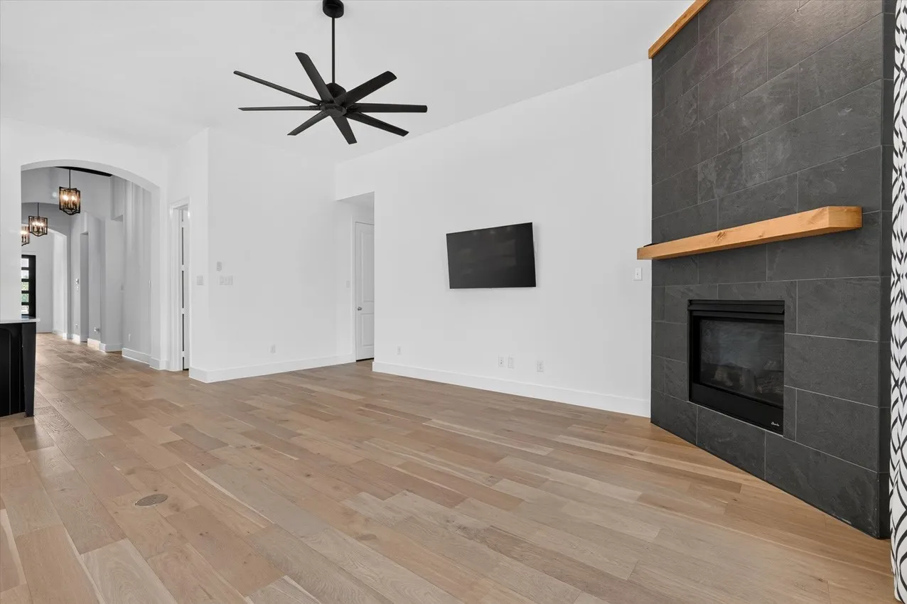 Single Family Residence For Sale in Grayson County , 1604 Swan Street, Van Alstyne, Texas 75495, 3 Bedroom, 3 Bathroom, 2 Garage spaces, 2,317 Sqft, built in 2021, mls#21355770, Real Estate Agent in Van Alstyne, Homes For Sale in Grayson county, Homes For Sale in Van Alstyne, Realtor in Van Alstyne Texas, Real Estate Brokerage Independent Realty Texas, Luminita Cordes Realtor