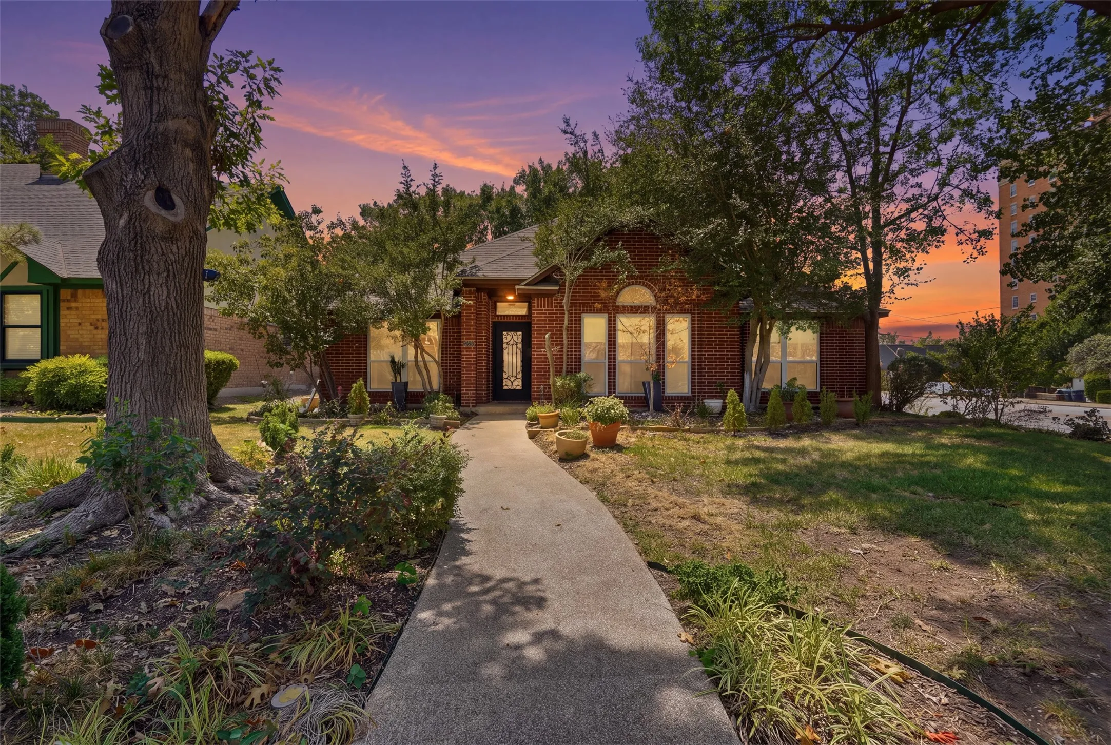 Single Family Residence For Sale in Tarrant County , 2229 Weatherbee Street, Fort Worth, Texas 76110, 3 Bedroom, 2 Bathroom, 2 Garage spaces, 2,175 Sqft, built in 1991, mls#21352977, Real Estate Agent in Fort Worth, Homes For Sale in Tarrant county, Homes For Sale in Fort Worth, Realtor in Fort Worth Texas, Real Estate Brokerage Independent Realty Texas, Luminita Cordes Realtor