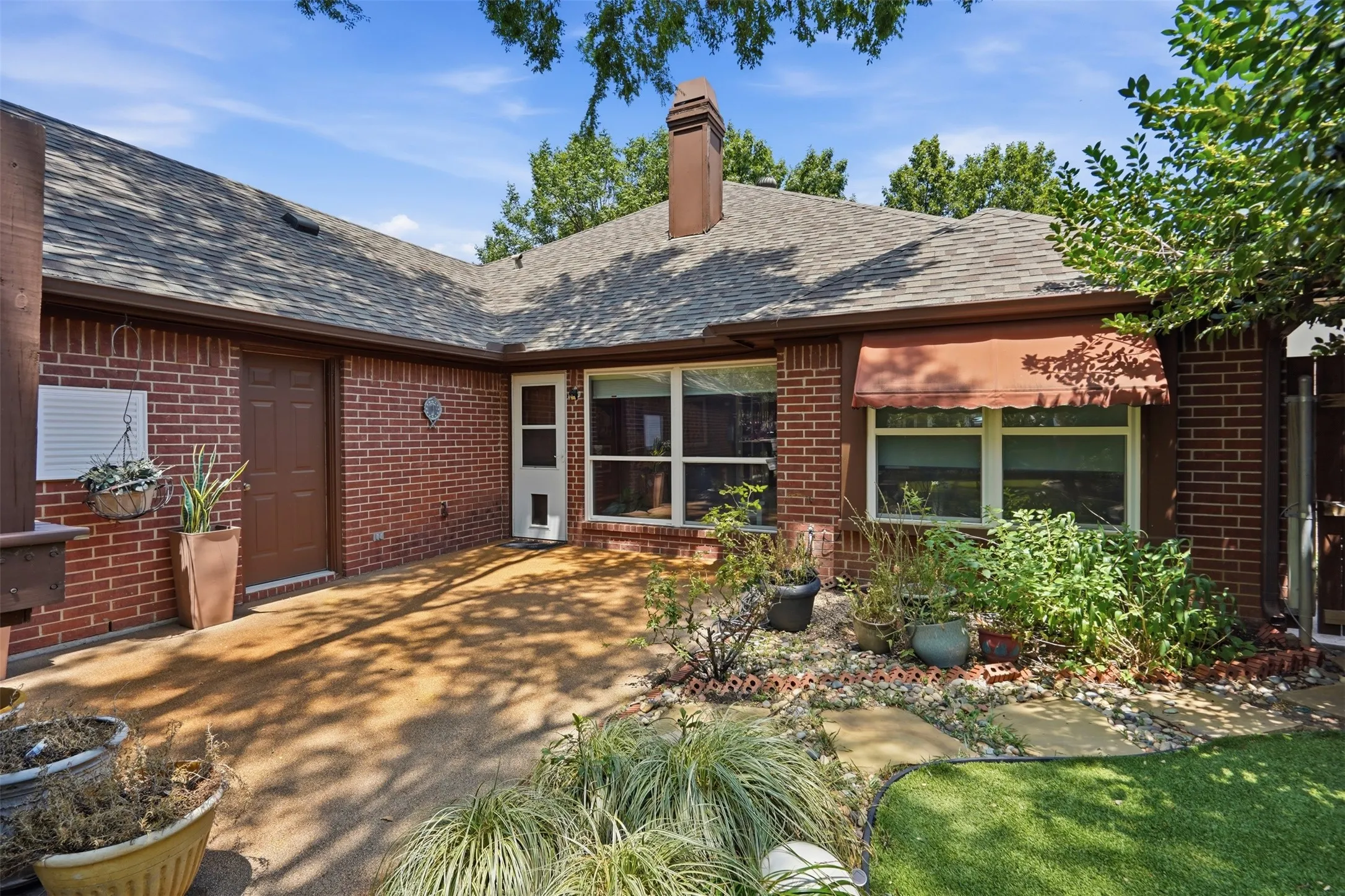 Single Family Residence For Sale in Tarrant County , 2229 Weatherbee Street, Fort Worth, Texas 76110, 3 Bedroom, 2 Bathroom, 2 Garage spaces, 2,175 Sqft, built in 1991, mls#21352977, Real Estate Agent in Fort Worth, Homes For Sale in Tarrant county, Homes For Sale in Fort Worth, Realtor in Fort Worth Texas, Real Estate Brokerage Independent Realty Texas, Luminita Cordes Realtor