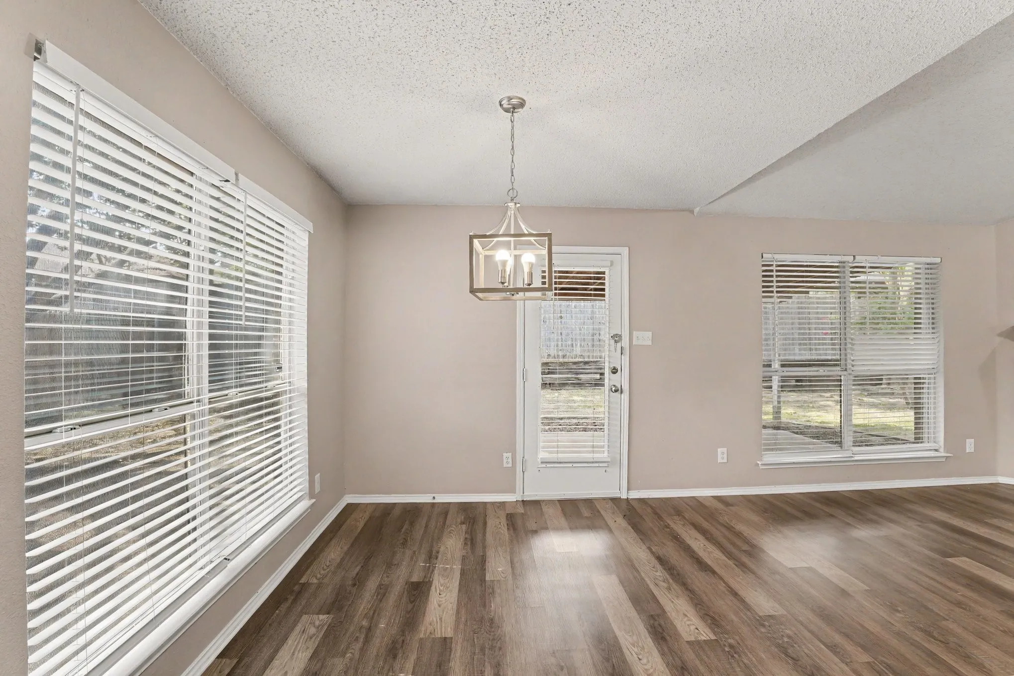 Single Family Residence For Sale in Collin County , 1010 Barkridge Drive, Mc Kinney, Texas 75069, 4 Bedroom, 2 Bathroom, 2 Garage spaces, 1,784 Sqft, built in 1997, mls#21352475, Real Estate Agent in Mc Kinney, Homes For Sale in Collin county, Homes For Sale in Mc Kinney, Realtor in Mc Kinney Texas, Real Estate Brokerage Independent Realty Texas, Luminita Cordes Realtor