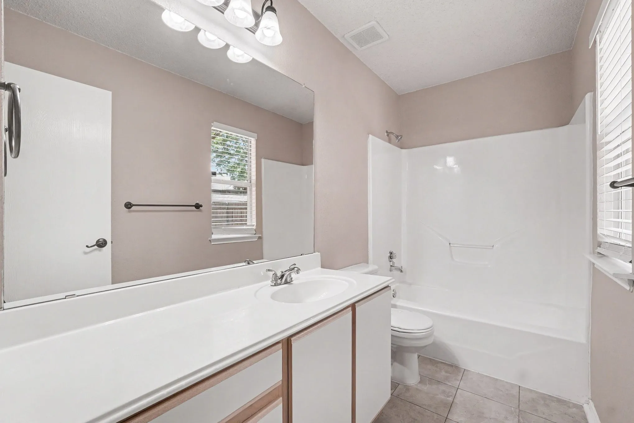 Single Family Residence For Sale in Collin County , 1010 Barkridge Drive, Mc Kinney, Texas 75069, 4 Bedroom, 2 Bathroom, 2 Garage spaces, 1,784 Sqft, built in 1997, mls#21352475, Real Estate Agent in Mc Kinney, Homes For Sale in Collin county, Homes For Sale in Mc Kinney, Realtor in Mc Kinney Texas, Real Estate Brokerage Independent Realty Texas, Luminita Cordes Realtor