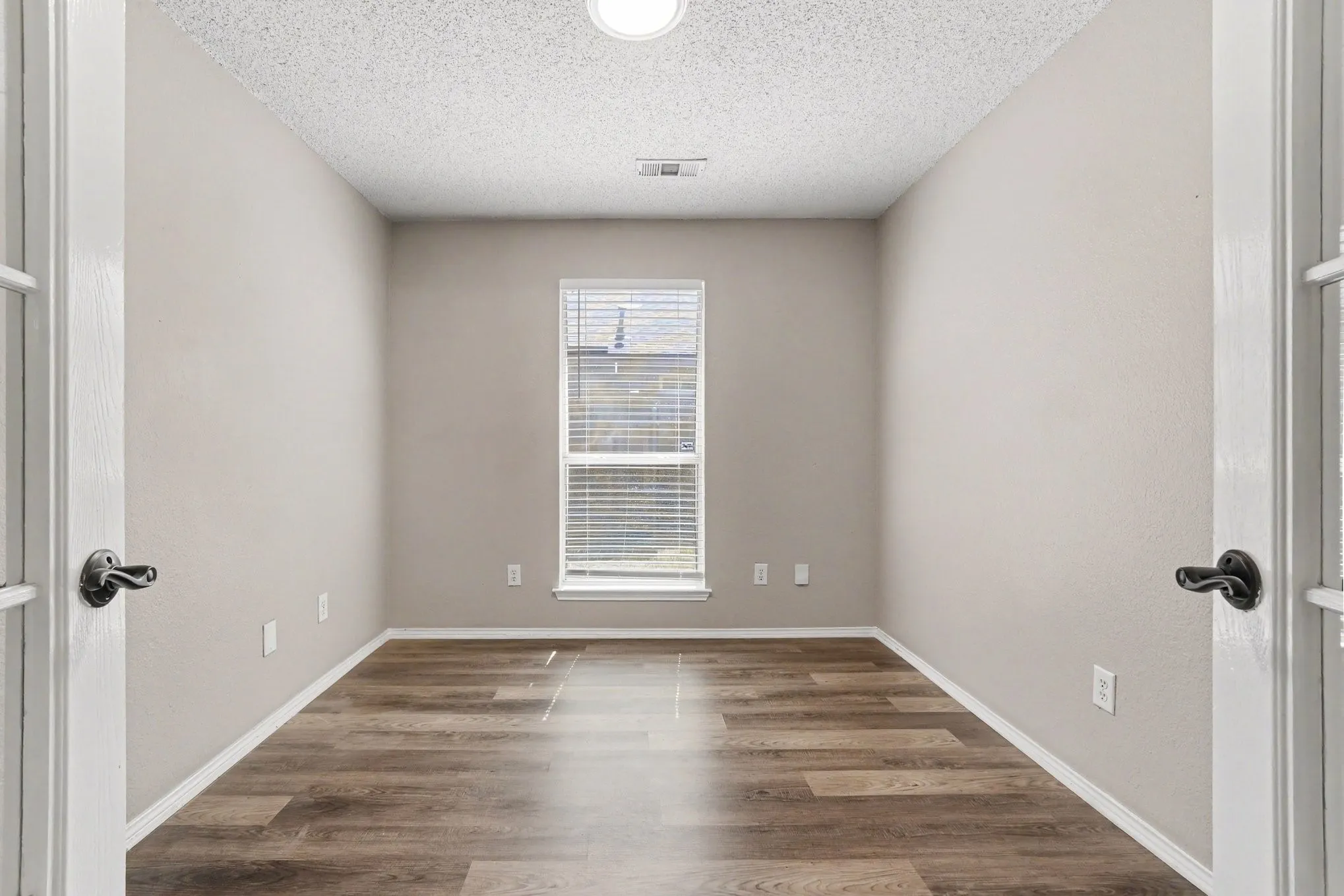 Single Family Residence For Sale in Collin County , 1010 Barkridge Drive, Mc Kinney, Texas 75069, 4 Bedroom, 2 Bathroom, 2 Garage spaces, 1,784 Sqft, built in 1997, mls#21352475, Real Estate Agent in Mc Kinney, Homes For Sale in Collin county, Homes For Sale in Mc Kinney, Realtor in Mc Kinney Texas, Real Estate Brokerage Independent Realty Texas, Luminita Cordes Realtor