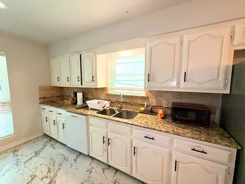 Single Family Residence For Rent in Tarrant County , 1900 Mill Run Drive, Arlington, Texas 76006, 4 Bedroom, 3 Bathroom, 2 Garage spaces, 2,506 Sqft, built in 1979, mls#21355870, Real Estate Agent in Arlington, Homes For Rent in Tarrant county, Homes For Rent in Arlington, Realtor in Arlington Texas, Real Estate Brokerage Independent Realty Texas, Luminita Cordes Realtor