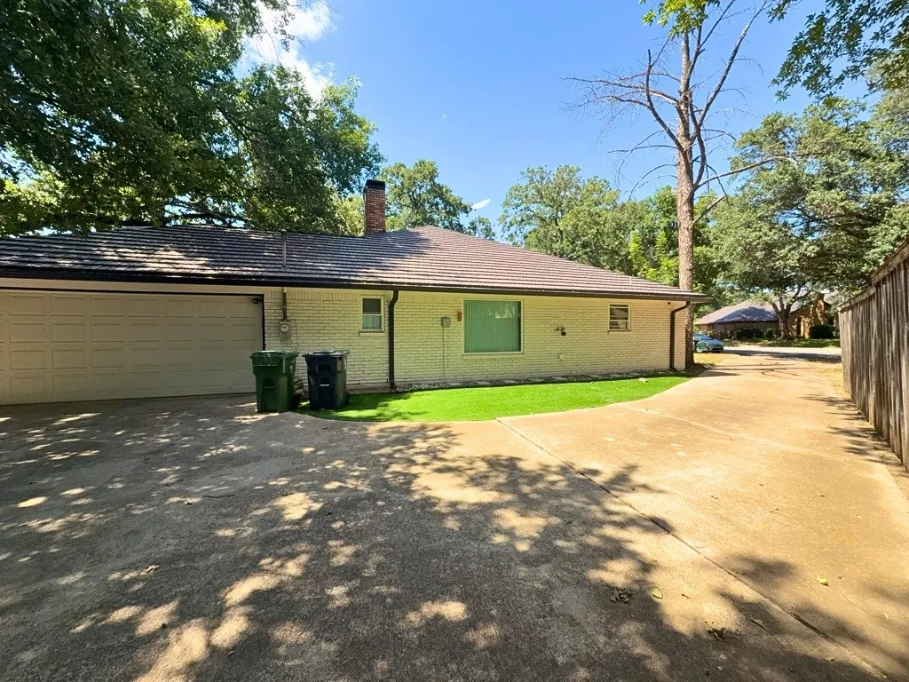 Single Family Residence For Rent in Tarrant County , 1900 Mill Run Drive, Arlington, Texas 76006, 4 Bedroom, 3 Bathroom, 2 Garage spaces, 2,506 Sqft, built in 1979, mls#21355870, Real Estate Agent in Arlington, Homes For Rent in Tarrant county, Homes For Rent in Arlington, Realtor in Arlington Texas, Real Estate Brokerage Independent Realty Texas, Luminita Cordes Realtor