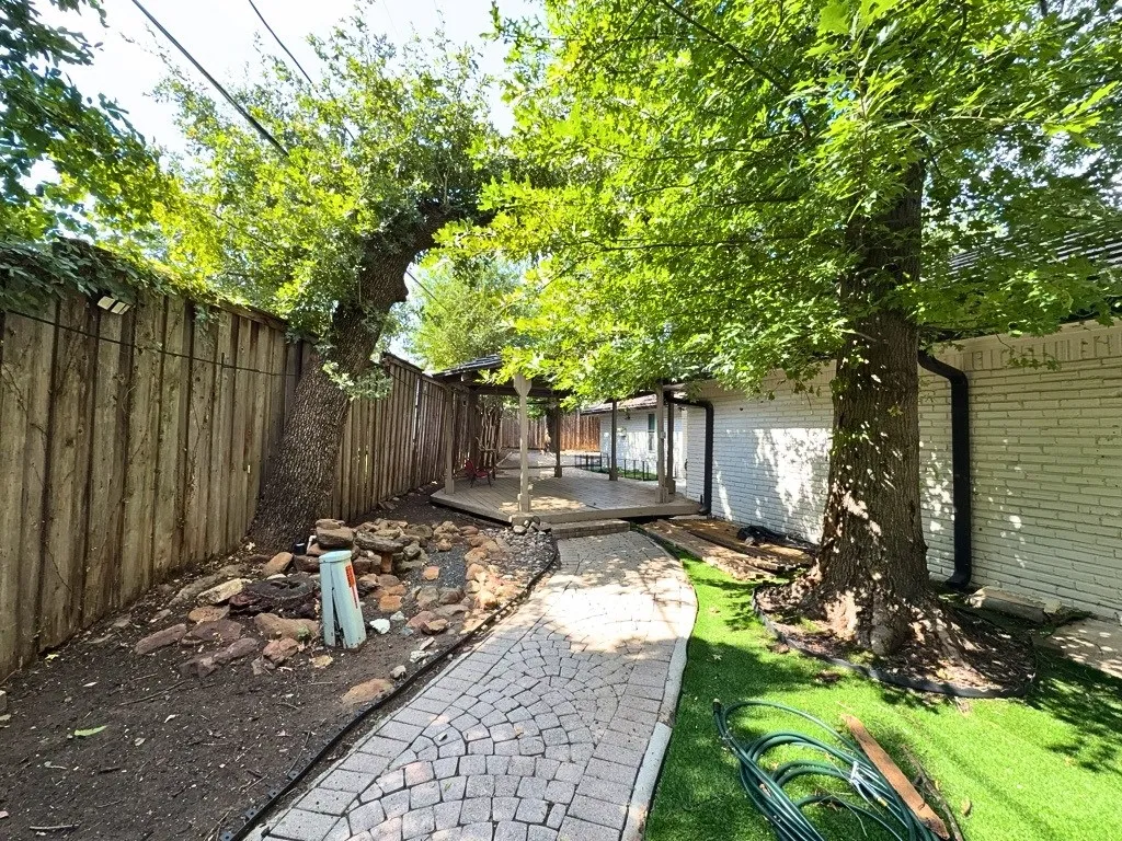 Single Family Residence For Rent in Tarrant County , 1900 Mill Run Drive, Arlington, Texas 76006, 4 Bedroom, 3 Bathroom, 2 Garage spaces, 2,506 Sqft, built in 1979, mls#21355870, Real Estate Agent in Arlington, Homes For Rent in Tarrant county, Homes For Rent in Arlington, Realtor in Arlington Texas, Real Estate Brokerage Independent Realty Texas, Luminita Cordes Realtor