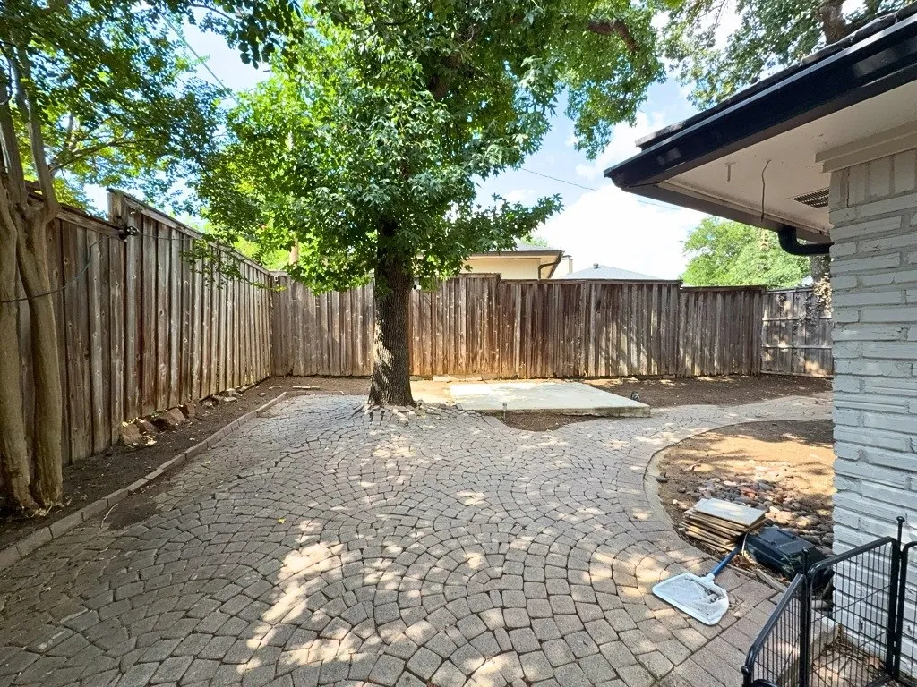 Single Family Residence For Rent in Tarrant County , 1900 Mill Run Drive, Arlington, Texas 76006, 4 Bedroom, 3 Bathroom, 2 Garage spaces, 2,506 Sqft, built in 1979, mls#21355870, Real Estate Agent in Arlington, Homes For Rent in Tarrant county, Homes For Rent in Arlington, Realtor in Arlington Texas, Real Estate Brokerage Independent Realty Texas, Luminita Cordes Realtor