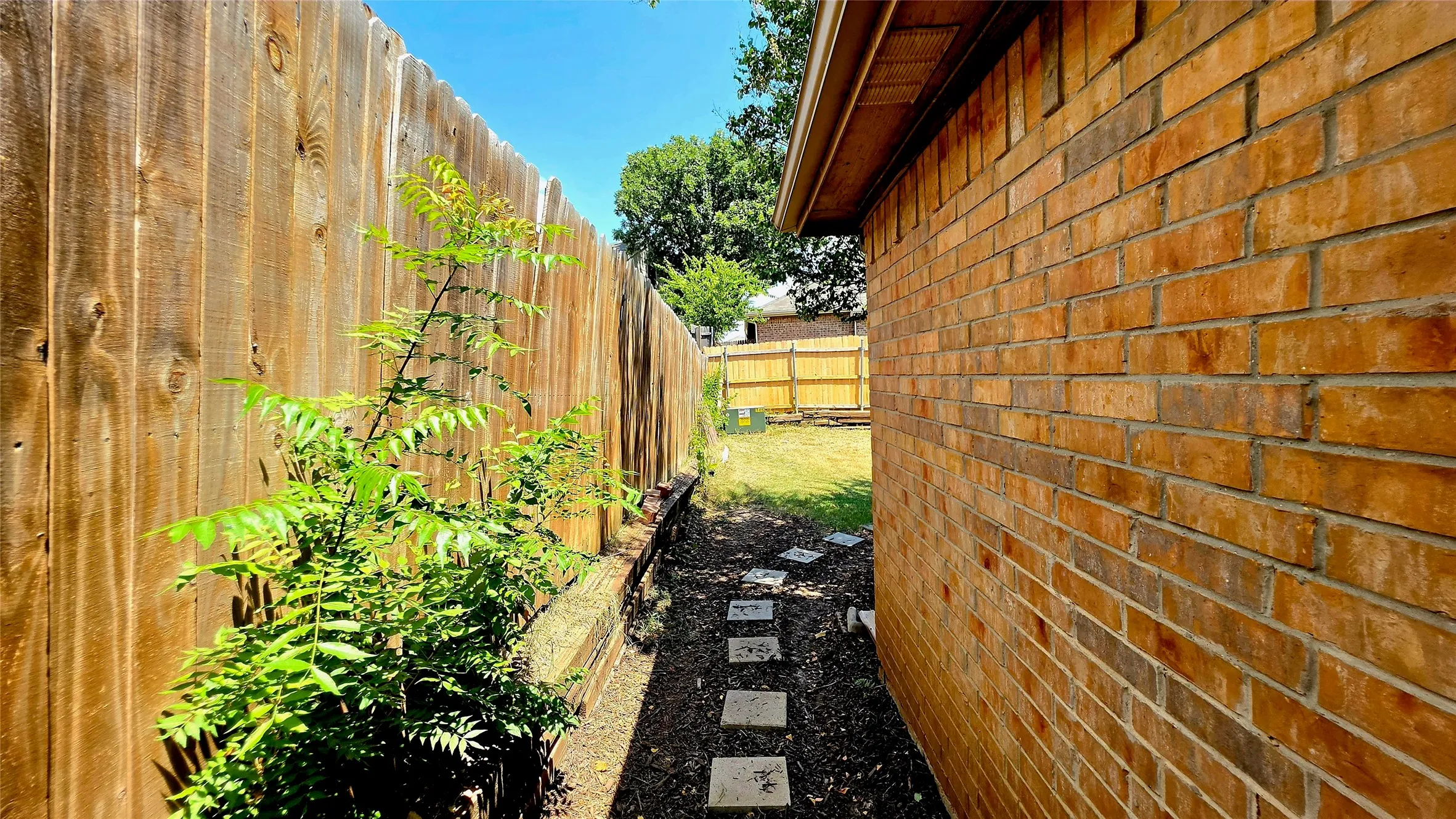 Single Family Residence For Sale in Tarrant County , 4921 Stirrup Way, Fort Worth, Texas 76244, 3 Bedroom, 2 Bathroom, 2 Garage spaces, 1,329 Sqft, built in 2003, mls#21355885, Real Estate Agent in Fort Worth, Homes For Sale in Tarrant county, Homes For Sale in Fort Worth, Realtor in Fort Worth Texas, Real Estate Brokerage Independent Realty Texas, Luminita Cordes Realtor