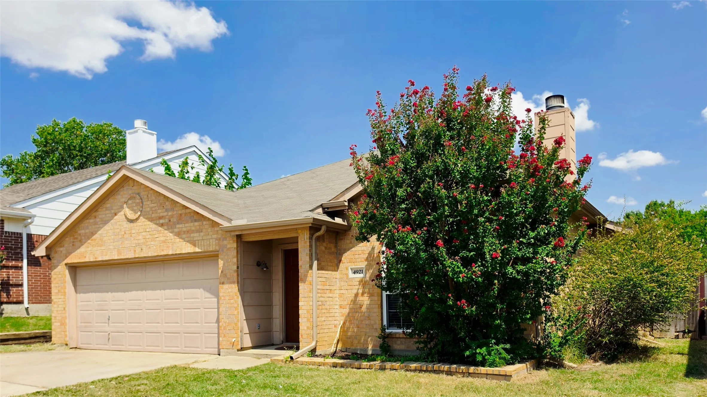 Single Family Residence For Sale in Tarrant County , 4921 Stirrup Way, Fort Worth, Texas 76244, 3 Bedroom, 2 Bathroom, 2 Garage spaces, 1,329 Sqft, built in 2003, mls#21355885, Real Estate Agent in Fort Worth, Homes For Sale in Tarrant county, Homes For Sale in Fort Worth, Realtor in Fort Worth Texas, Real Estate Brokerage Independent Realty Texas, Luminita Cordes Realtor