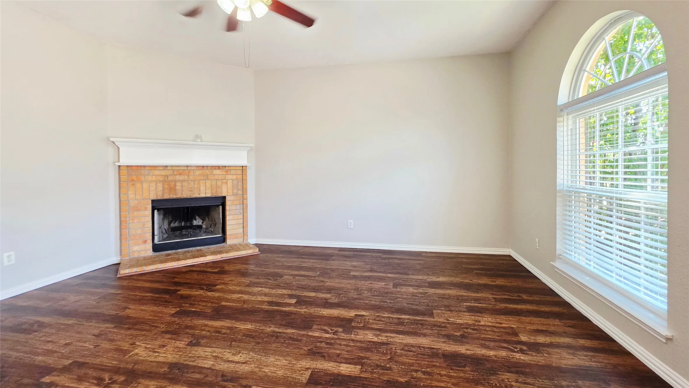 Single Family Residence For Sale in Tarrant County , 4921 Stirrup Way, Fort Worth, Texas 76244, 3 Bedroom, 2 Bathroom, 2 Garage spaces, 1,329 Sqft, built in 2003, mls#21355885, Real Estate Agent in Fort Worth, Homes For Sale in Tarrant county, Homes For Sale in Fort Worth, Realtor in Fort Worth Texas, Real Estate Brokerage Independent Realty Texas, Luminita Cordes Realtor