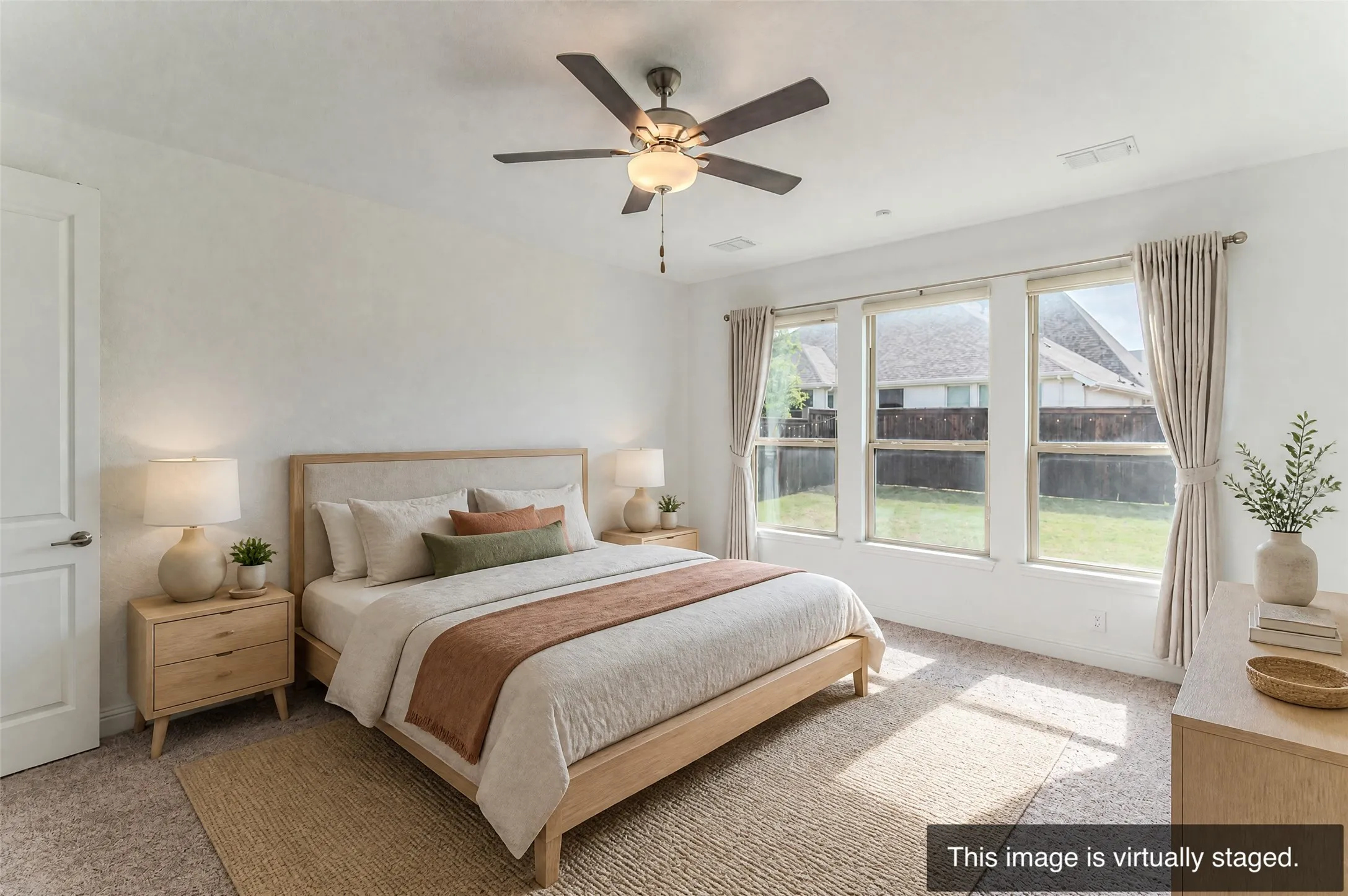 Ceiling fan with integrated lighting
