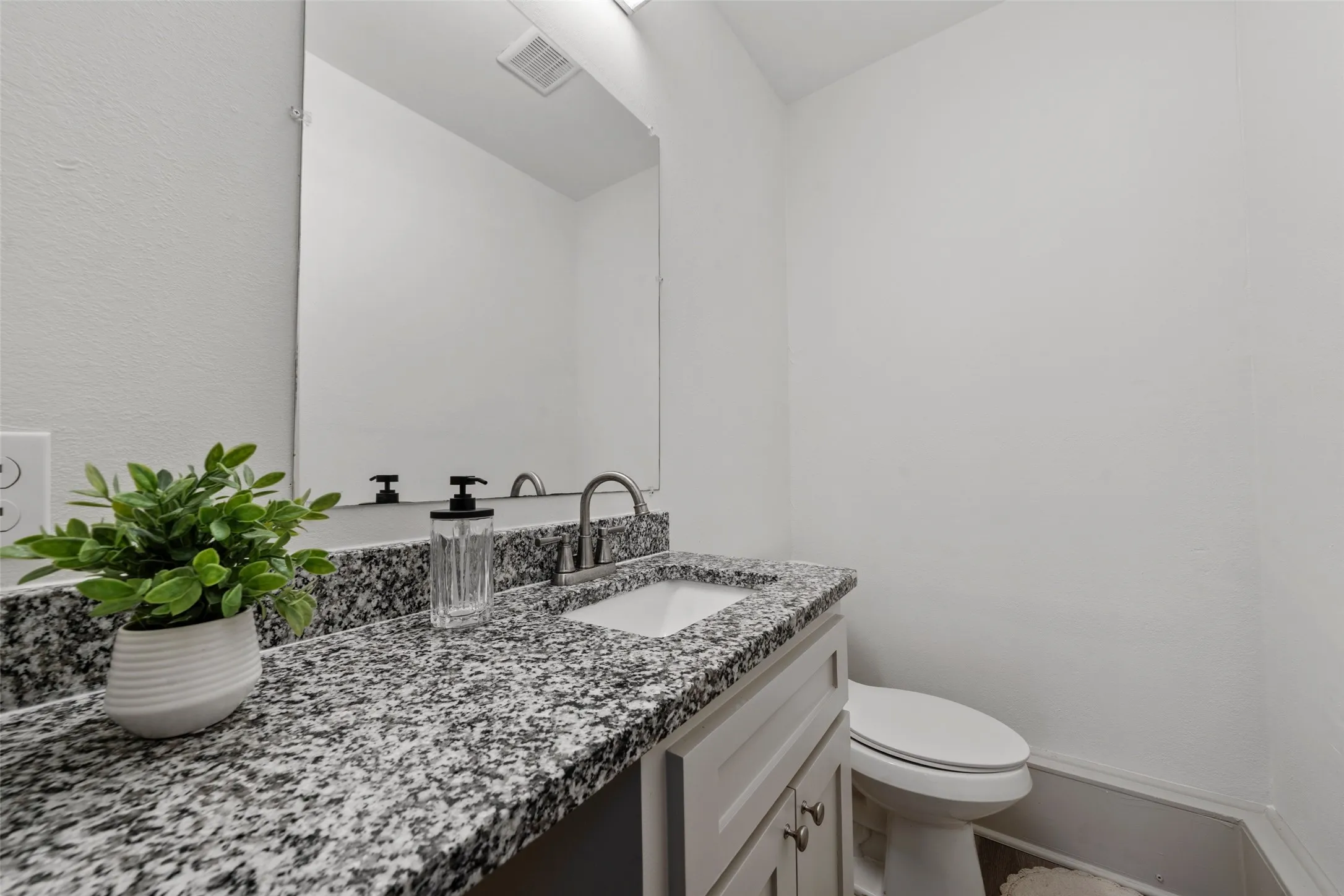 Single Family Residence For Sale in Mc Lennan County , 3544 Bluebird Street, Waco, Texas 76705, 4 Bedroom, 2 Bathroom, Garage spaces, 1,438 Sqft, built in 1956, mls#21355675, Real Estate Agent in Waco, Homes For Sale in Mc Lennan county, Homes For Sale in Waco, Realtor in Waco Texas, Real Estate Brokerage Independent Realty Texas, Luminita Cordes Realtor