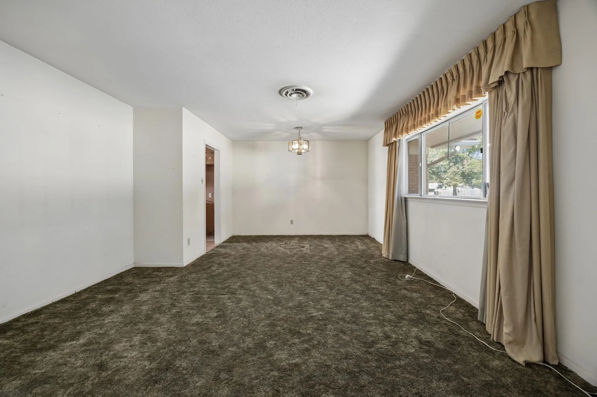 Single Family Residence For Sale in Tarrant County , 7154 Yolanda Drive, Fort Worth, Texas 76112, 3 Bedroom, 2 Bathroom, 2 Garage spaces, 1,769 Sqft, built in 1965, mls#21350707, Real Estate Agent in Fort Worth, Homes For Sale in Tarrant county, Homes For Sale in Fort Worth, Realtor in Fort Worth Texas, Real Estate Brokerage Independent Realty Texas, Luminita Cordes Realtor