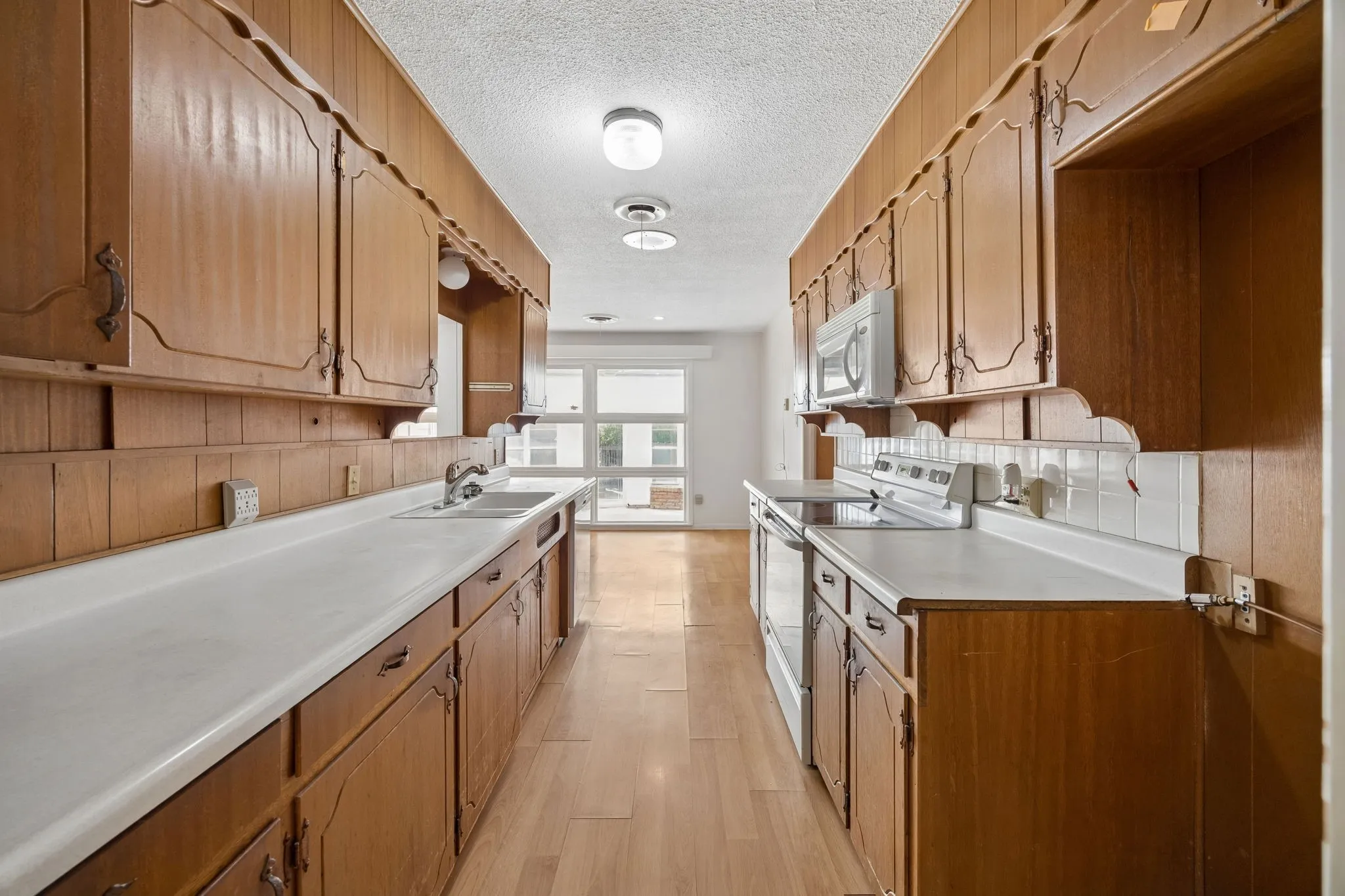 Single Family Residence For Sale in Tarrant County , 7154 Yolanda Drive, Fort Worth, Texas 76112, 3 Bedroom, 2 Bathroom, 2 Garage spaces, 1,769 Sqft, built in 1965, mls#21350707, Real Estate Agent in Fort Worth, Homes For Sale in Tarrant county, Homes For Sale in Fort Worth, Realtor in Fort Worth Texas, Real Estate Brokerage Independent Realty Texas, Luminita Cordes Realtor