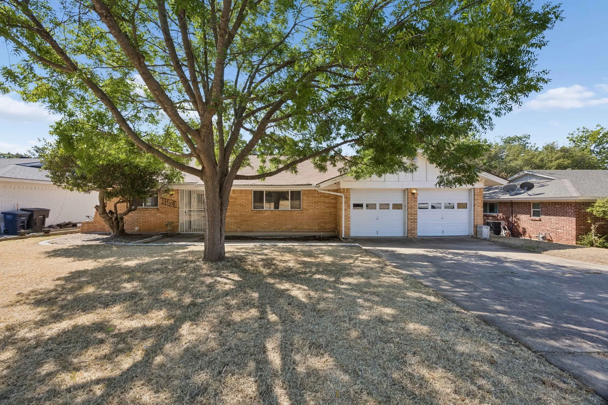 Single Family Residence For Sale in Tarrant County , 7154 Yolanda Drive, Fort Worth, Texas 76112, 3 Bedroom, 2 Bathroom, 2 Garage spaces, 1,769 Sqft, built in 1965, mls#21350707, Real Estate Agent in Fort Worth, Homes For Sale in Tarrant county, Homes For Sale in Fort Worth, Realtor in Fort Worth Texas, Real Estate Brokerage Independent Realty Texas, Luminita Cordes Realtor