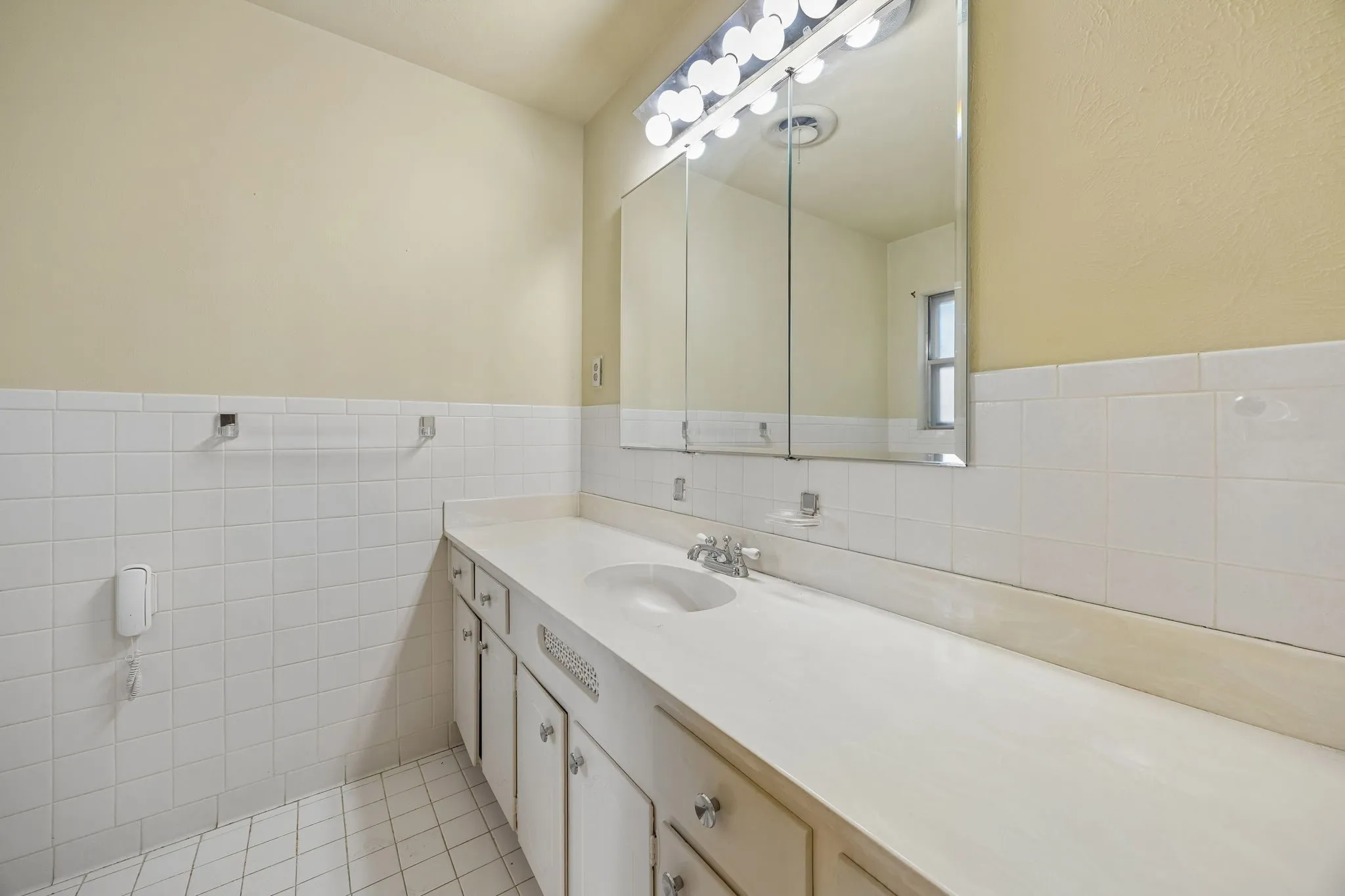 Single Family Residence For Sale in Tarrant County , 7154 Yolanda Drive, Fort Worth, Texas 76112, 3 Bedroom, 2 Bathroom, 2 Garage spaces, 1,769 Sqft, built in 1965, mls#21350707, Real Estate Agent in Fort Worth, Homes For Sale in Tarrant county, Homes For Sale in Fort Worth, Realtor in Fort Worth Texas, Real Estate Brokerage Independent Realty Texas, Luminita Cordes Realtor
