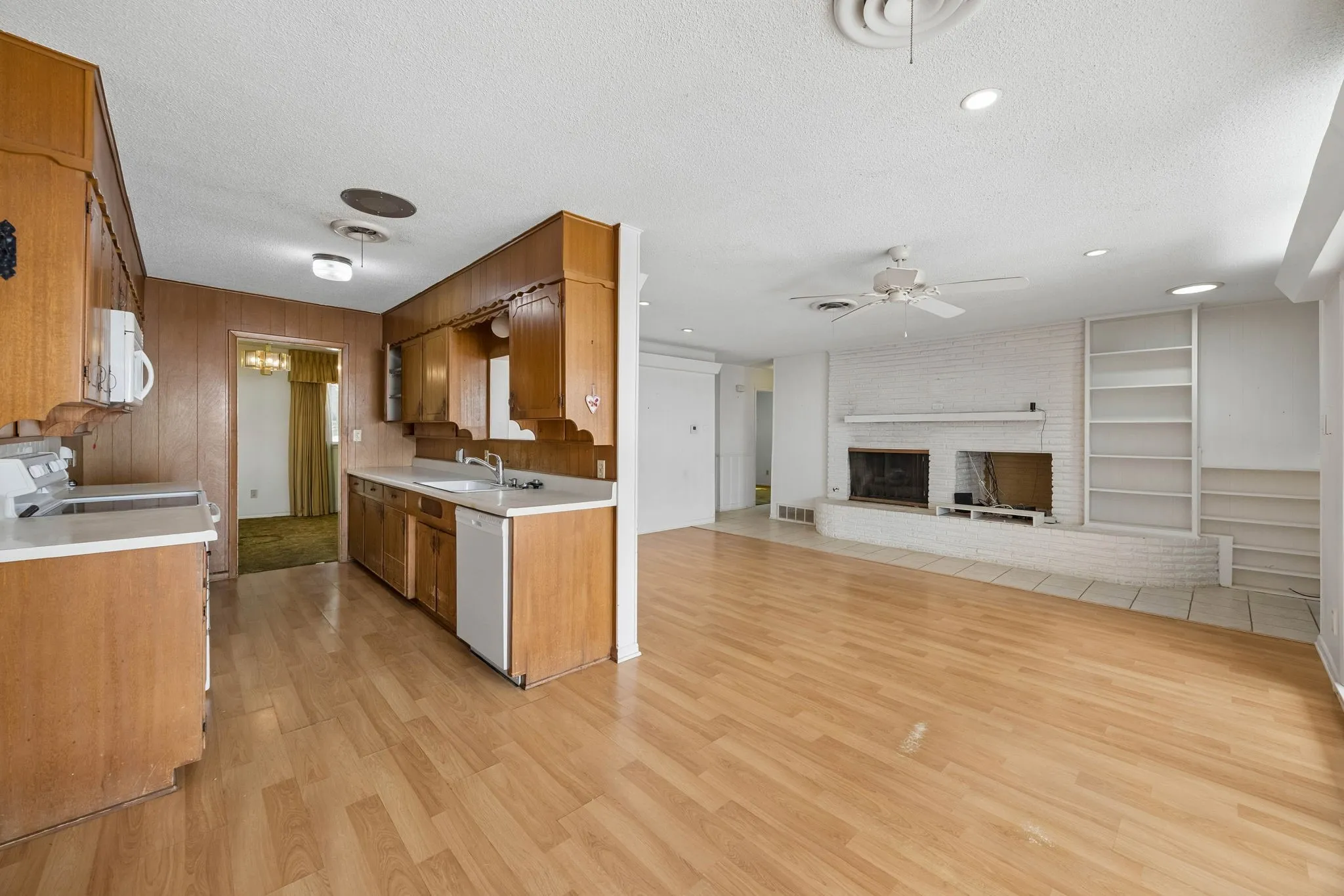 Single Family Residence For Sale in Tarrant County , 7154 Yolanda Drive, Fort Worth, Texas 76112, 3 Bedroom, 2 Bathroom, 2 Garage spaces, 1,769 Sqft, built in 1965, mls#21350707, Real Estate Agent in Fort Worth, Homes For Sale in Tarrant county, Homes For Sale in Fort Worth, Realtor in Fort Worth Texas, Real Estate Brokerage Independent Realty Texas, Luminita Cordes Realtor