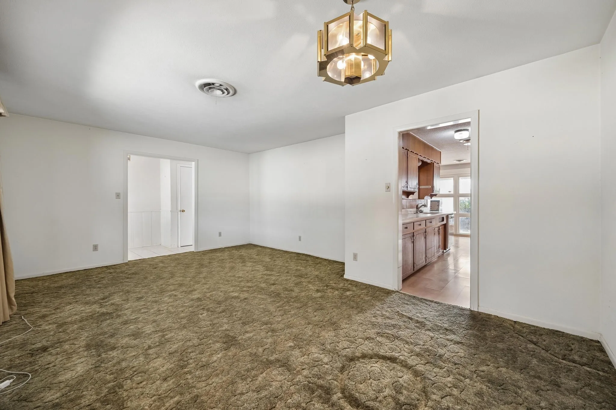 Single Family Residence For Sale in Tarrant County , 7154 Yolanda Drive, Fort Worth, Texas 76112, 3 Bedroom, 2 Bathroom, 2 Garage spaces, 1,769 Sqft, built in 1965, mls#21350707, Real Estate Agent in Fort Worth, Homes For Sale in Tarrant county, Homes For Sale in Fort Worth, Realtor in Fort Worth Texas, Real Estate Brokerage Independent Realty Texas, Luminita Cordes Realtor