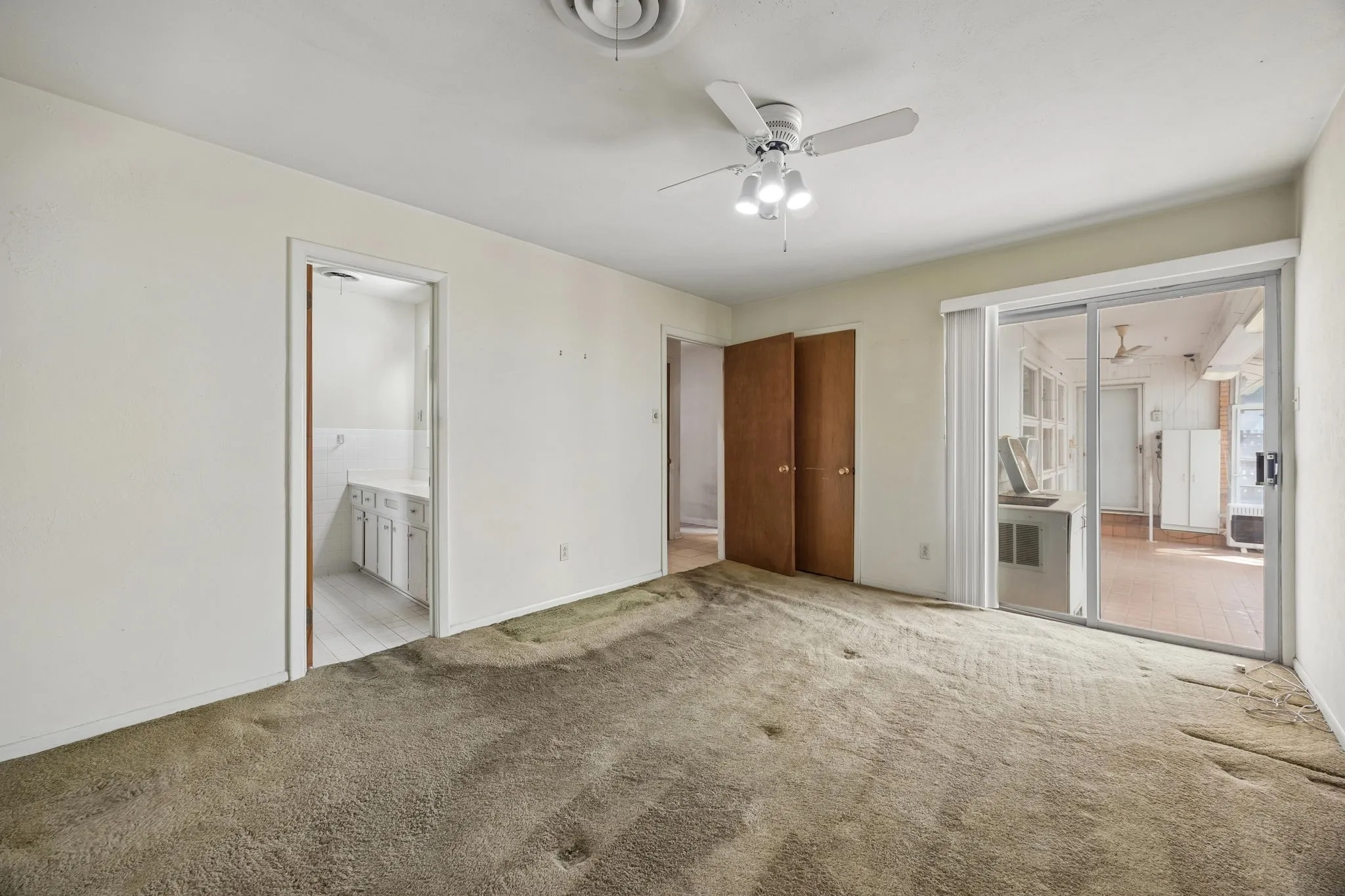 Single Family Residence For Sale in Tarrant County , 7154 Yolanda Drive, Fort Worth, Texas 76112, 3 Bedroom, 2 Bathroom, 2 Garage spaces, 1,769 Sqft, built in 1965, mls#21350707, Real Estate Agent in Fort Worth, Homes For Sale in Tarrant county, Homes For Sale in Fort Worth, Realtor in Fort Worth Texas, Real Estate Brokerage Independent Realty Texas, Luminita Cordes Realtor